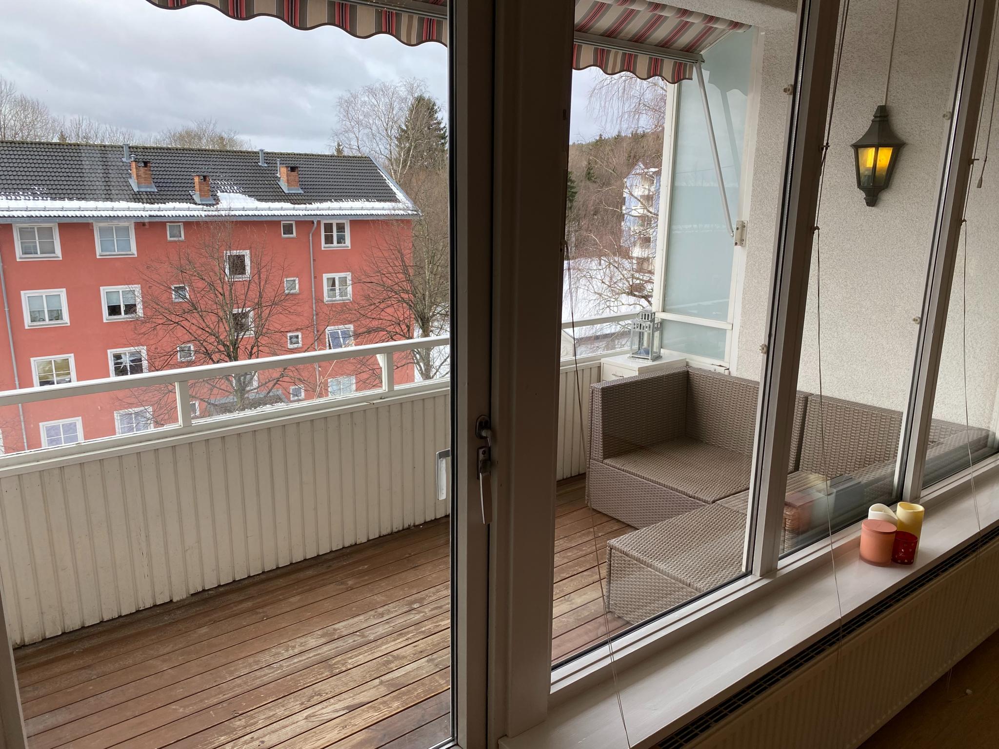 God plass på terrassen til å grille og nyte ettermiddagssolen, sofaputer ligger på loftet. Ny markise fra 2025