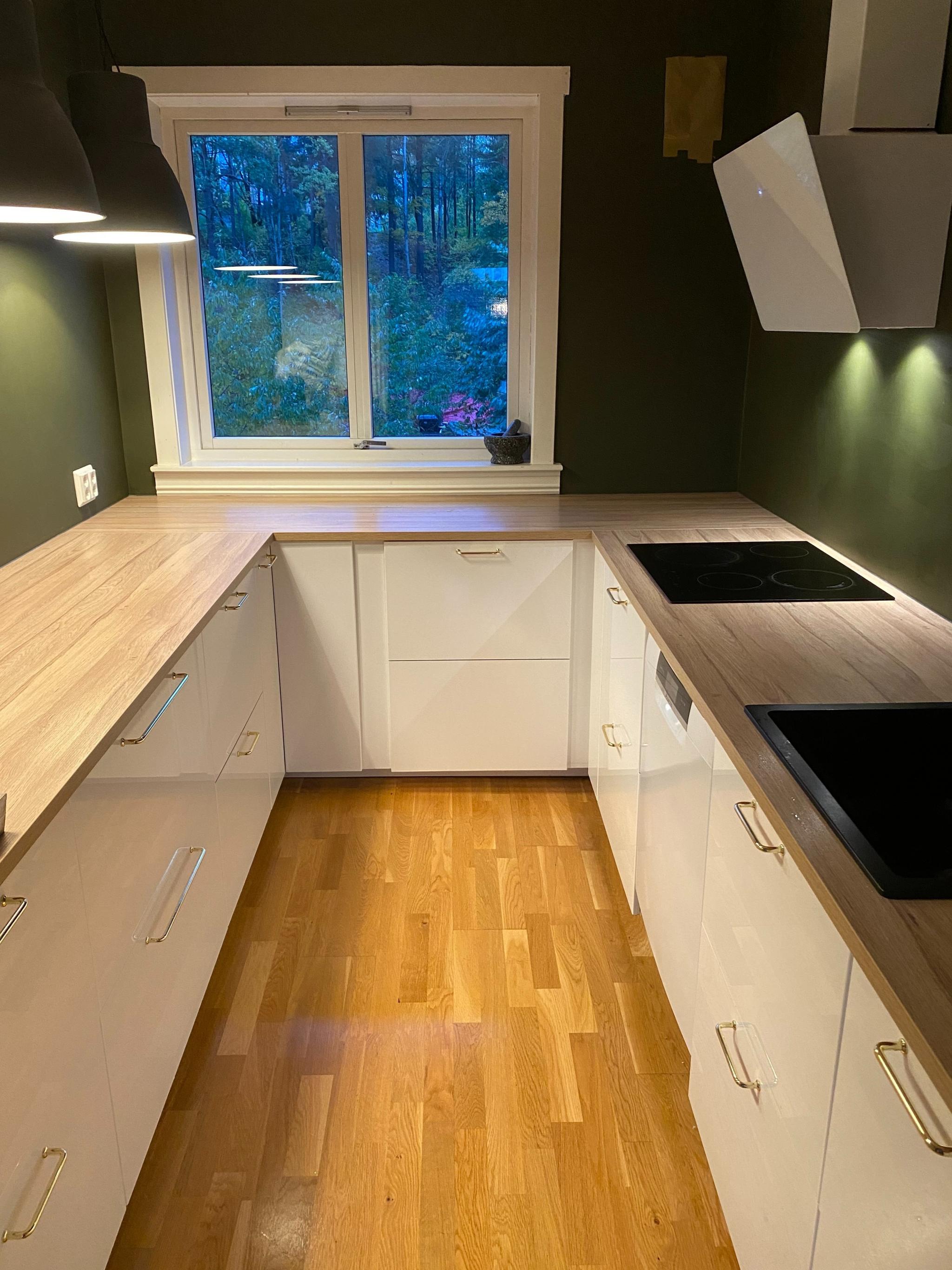 Kjøkkenet ble pusset opp i juni 2019. Alle hvitevarer følger med. Hullet øverst til høyre er ikke der lenger, det er satt inn ventil. 