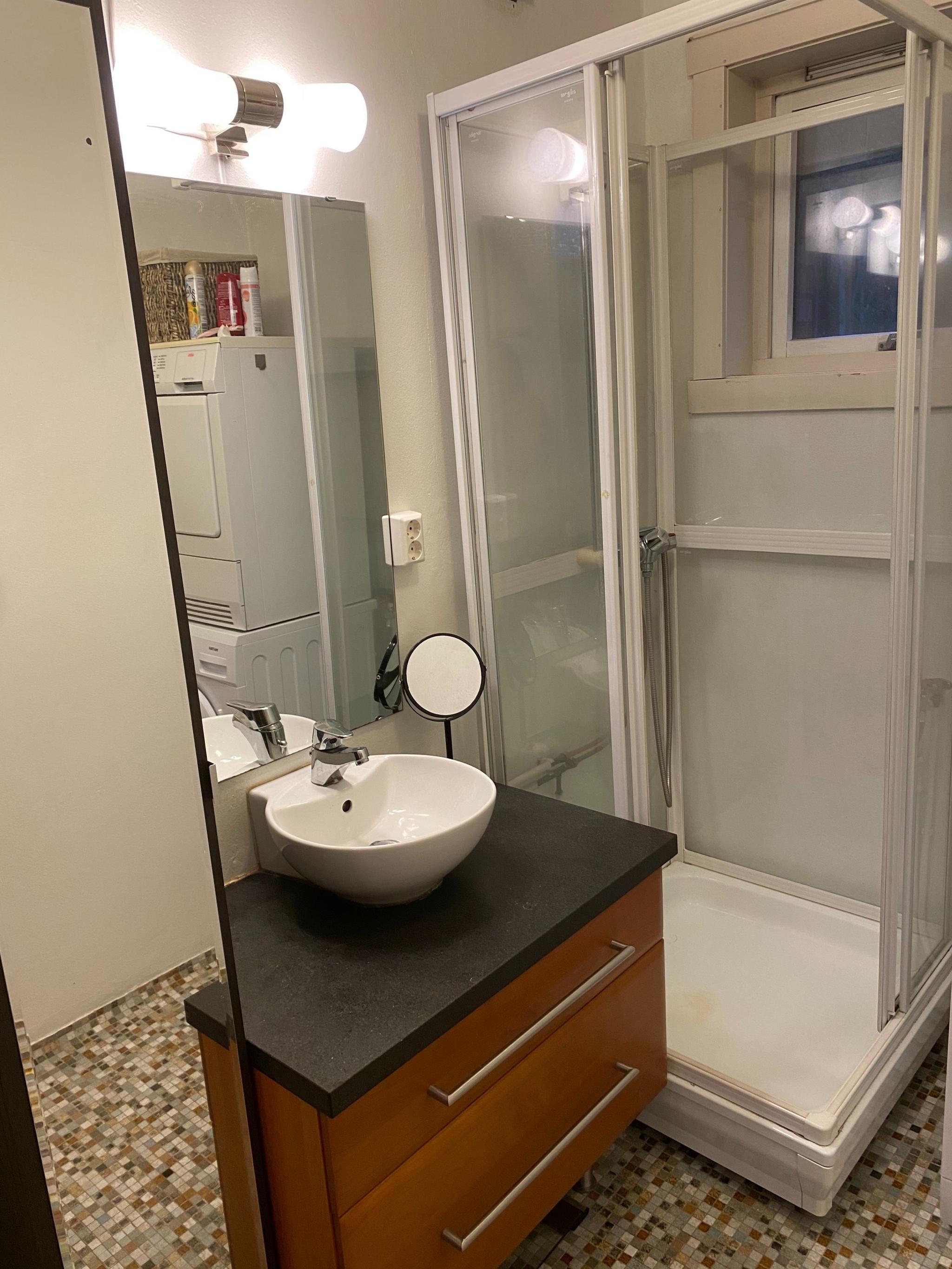 Skuffene under vasken er nå foliert i samme farge som skapet. 