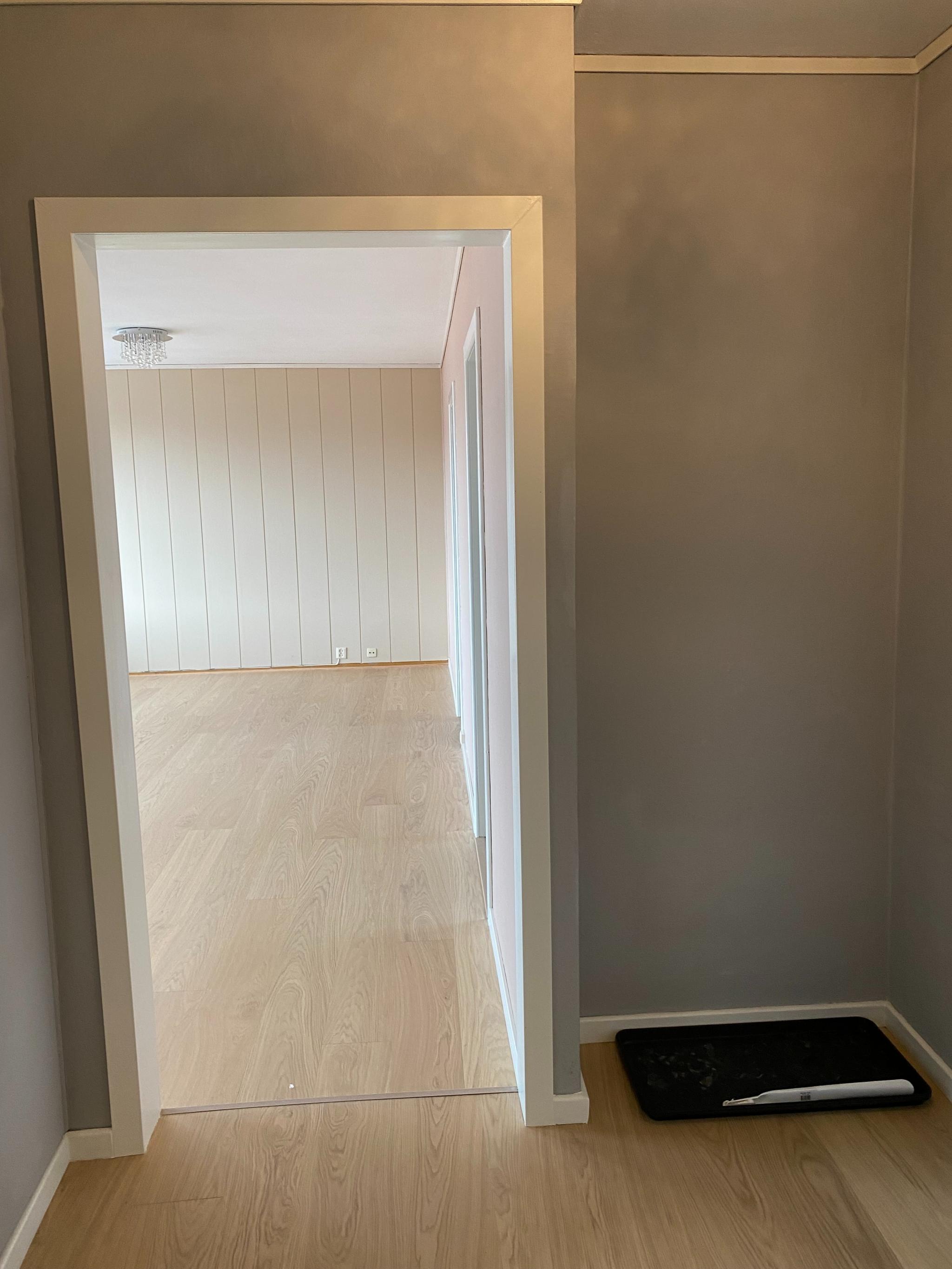 Bilde fra gang inn i stuen. Lyst og trivelig. Åpne flater.