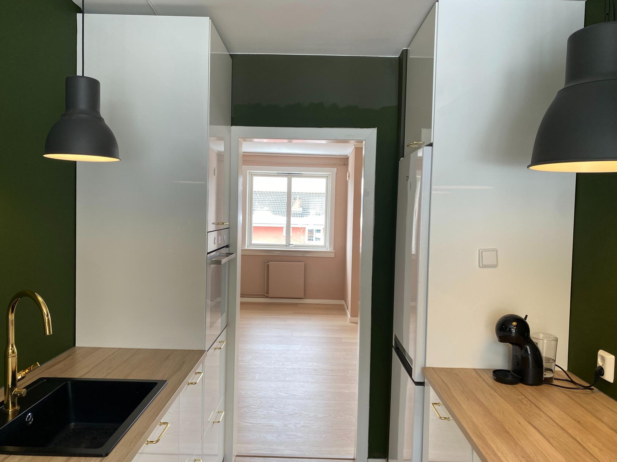 Kjøleskap med fryser på høyre side og komfyr på venstre side