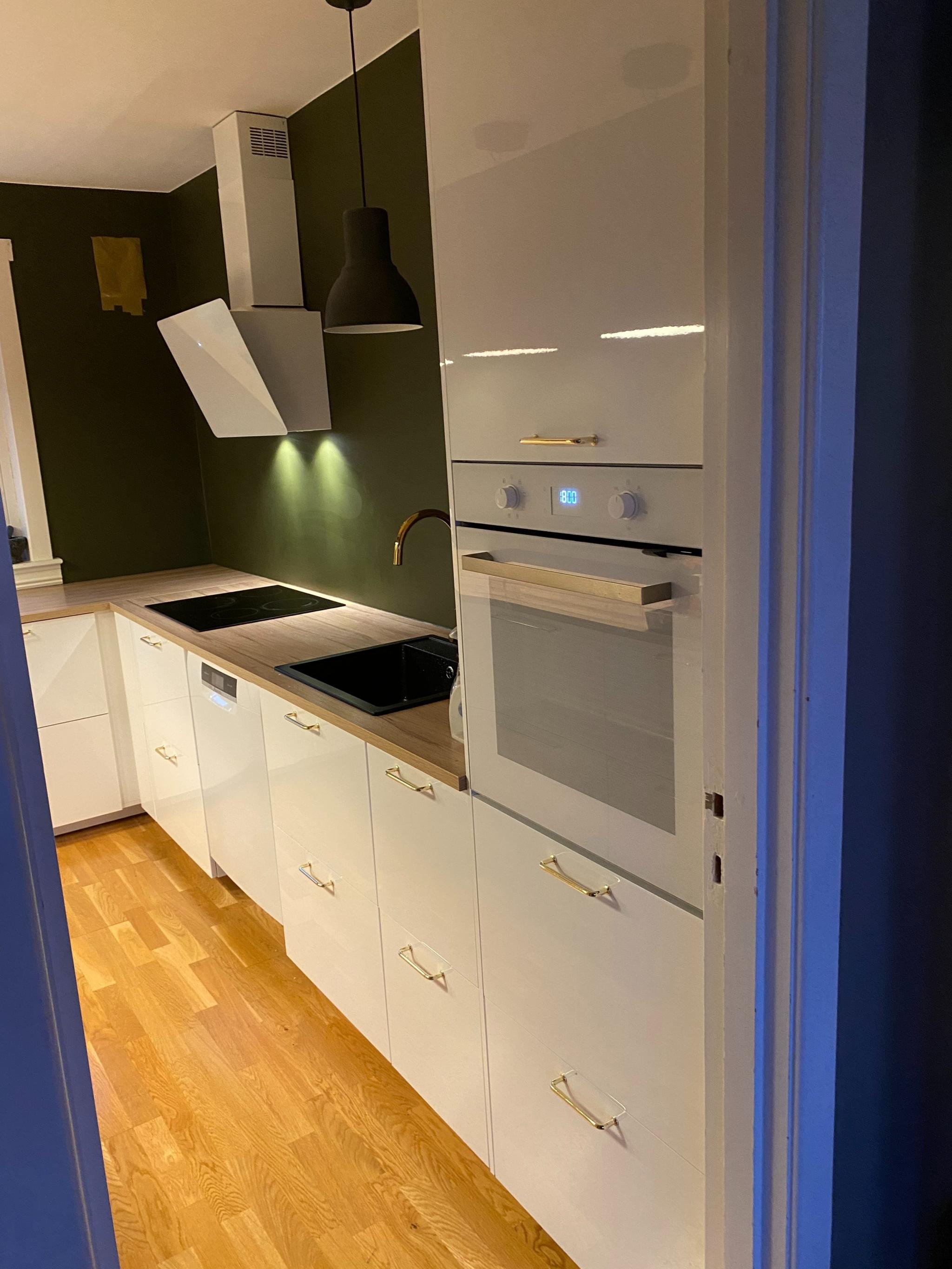 Kjøkkenet ble pusset opp i juni 2019. Alle hvitevarer følger med. Hullet øverst til høyre er ikke der lenger, det er satt inn ventil. 