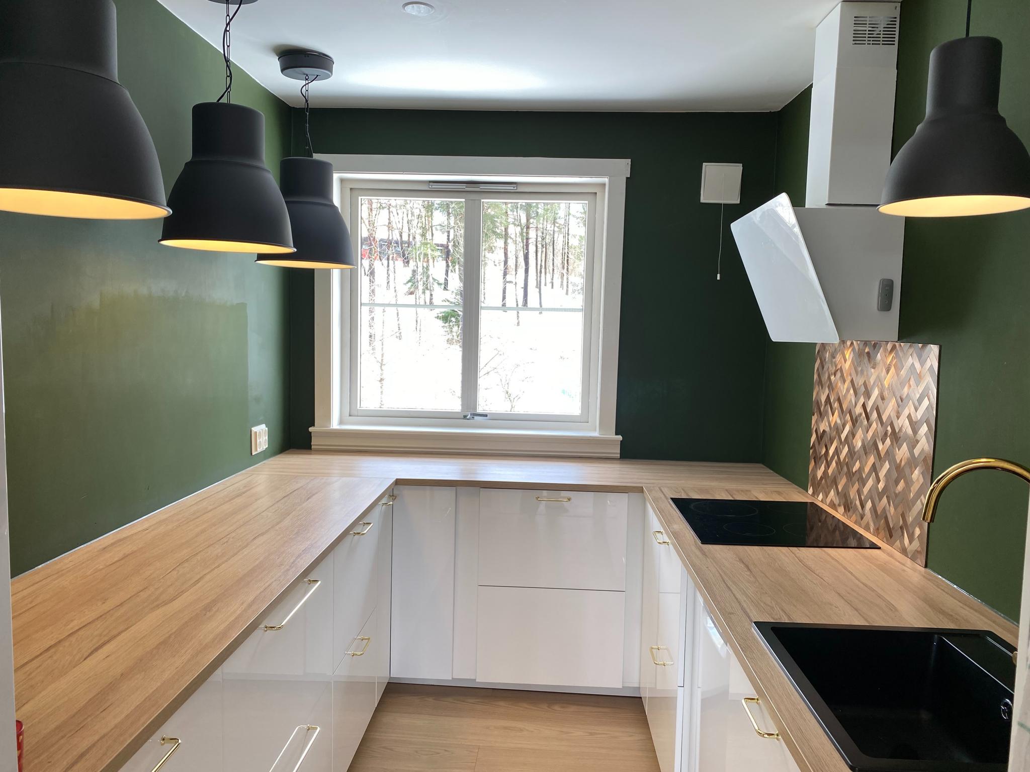 Her er bilde av kjøkken, pusset opp i 2019, men flisene over stekeplatene ble lagt i 2026