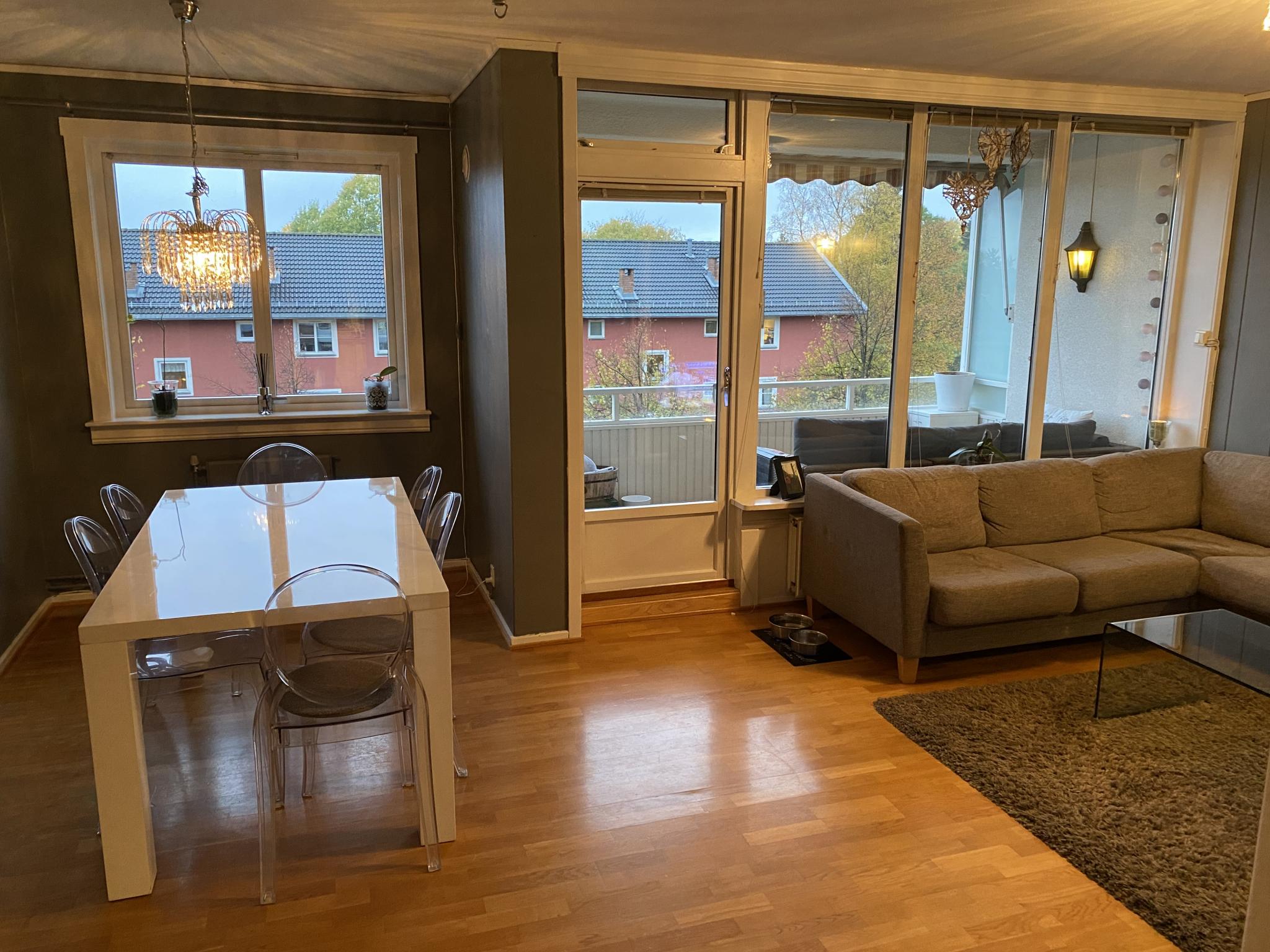 Forlengelse av stuen (Gammelt bilde av stuen, før den ble malt, ny parkett er også lagt).