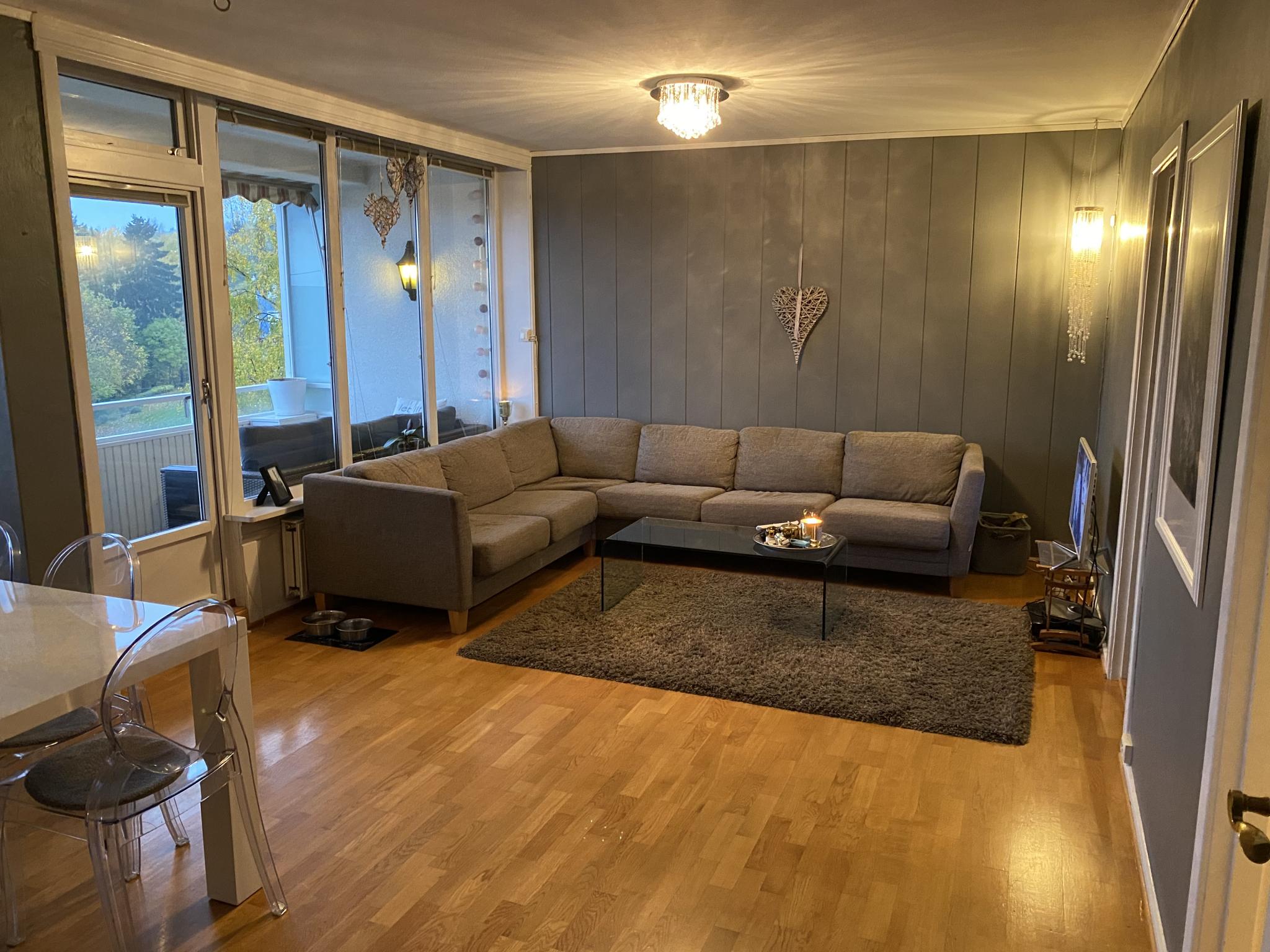 Gammelt bilde av stuen, før den ble malt, ny parkett er også lagt. Lys og fin stue med utgang til solfylt terrasse du kan grille på med flere. I stuen er det god plass i sofakroken og plass til flere middagsgjester rundt spisebordet. 