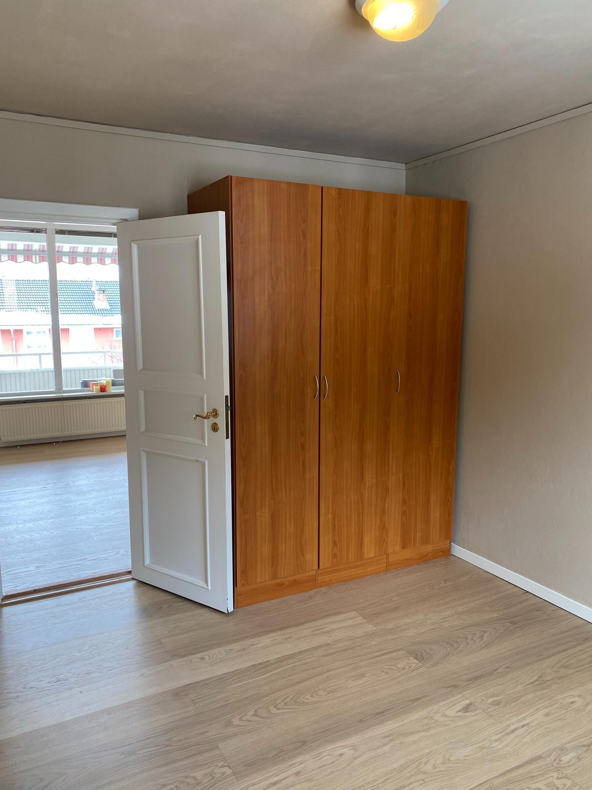 Følger med et stort klesskap på dette rommet. 