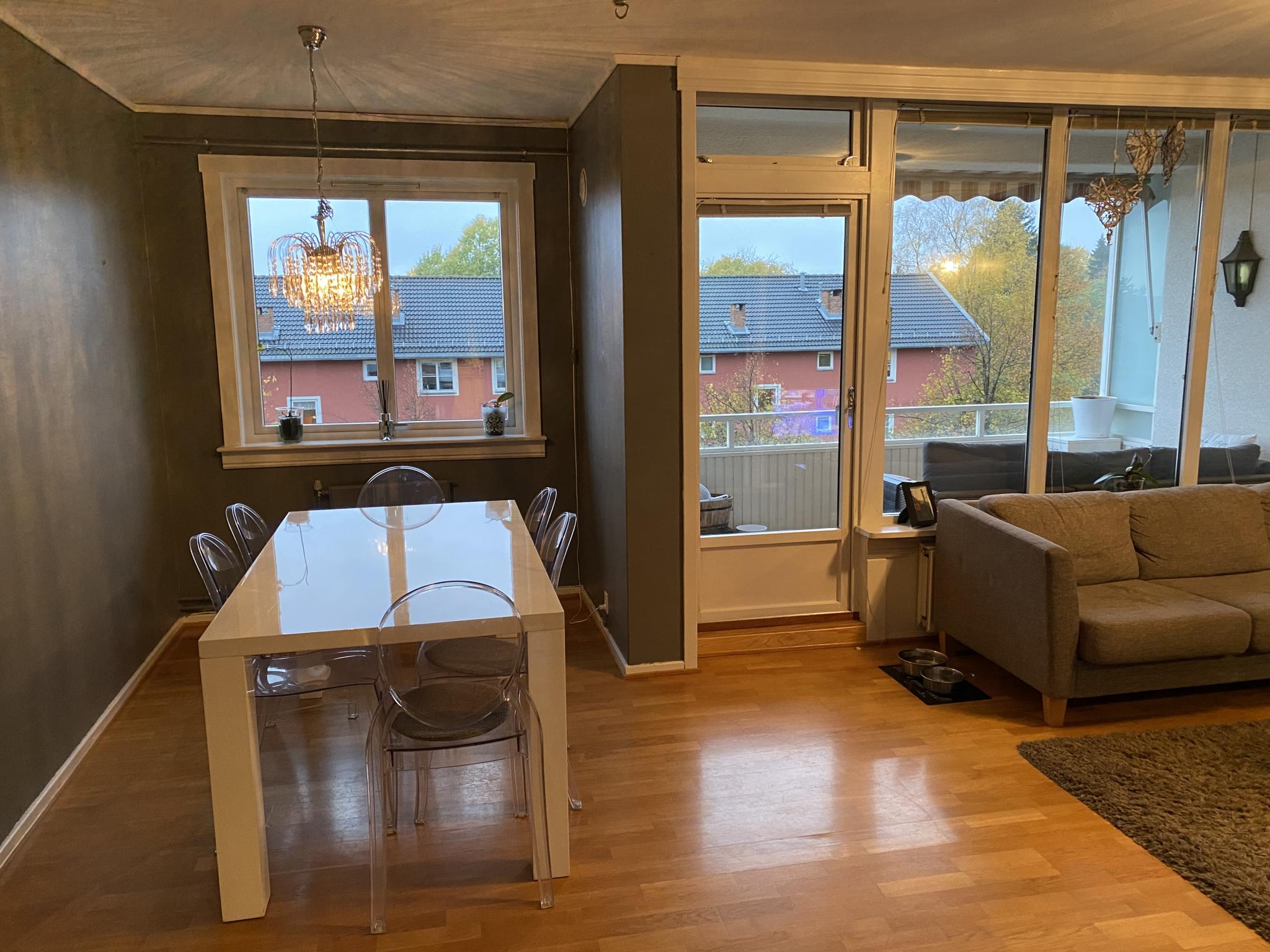 Forlengelse av stuen (Gammelt bilde av stuen, før den ble malt, ny parkett er også lagt).