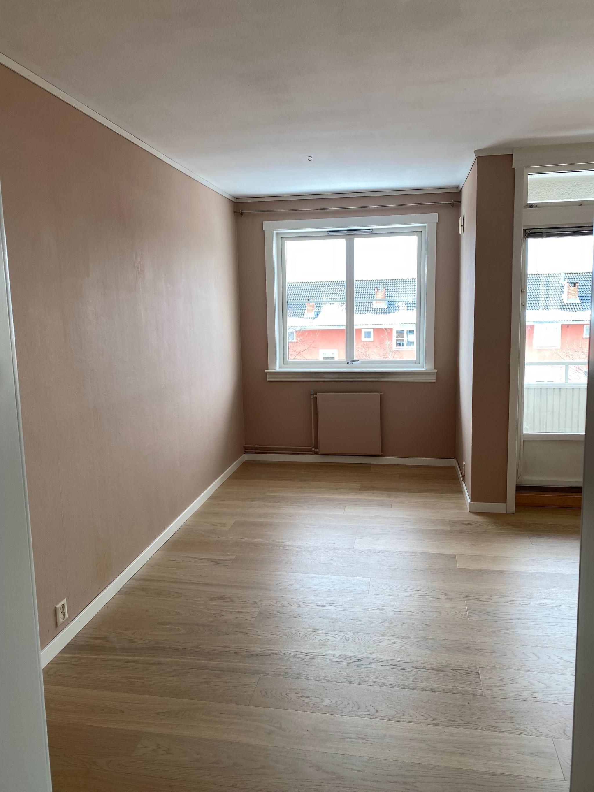 Her er nytt eikegulv lagt i stue og nymalte vegger