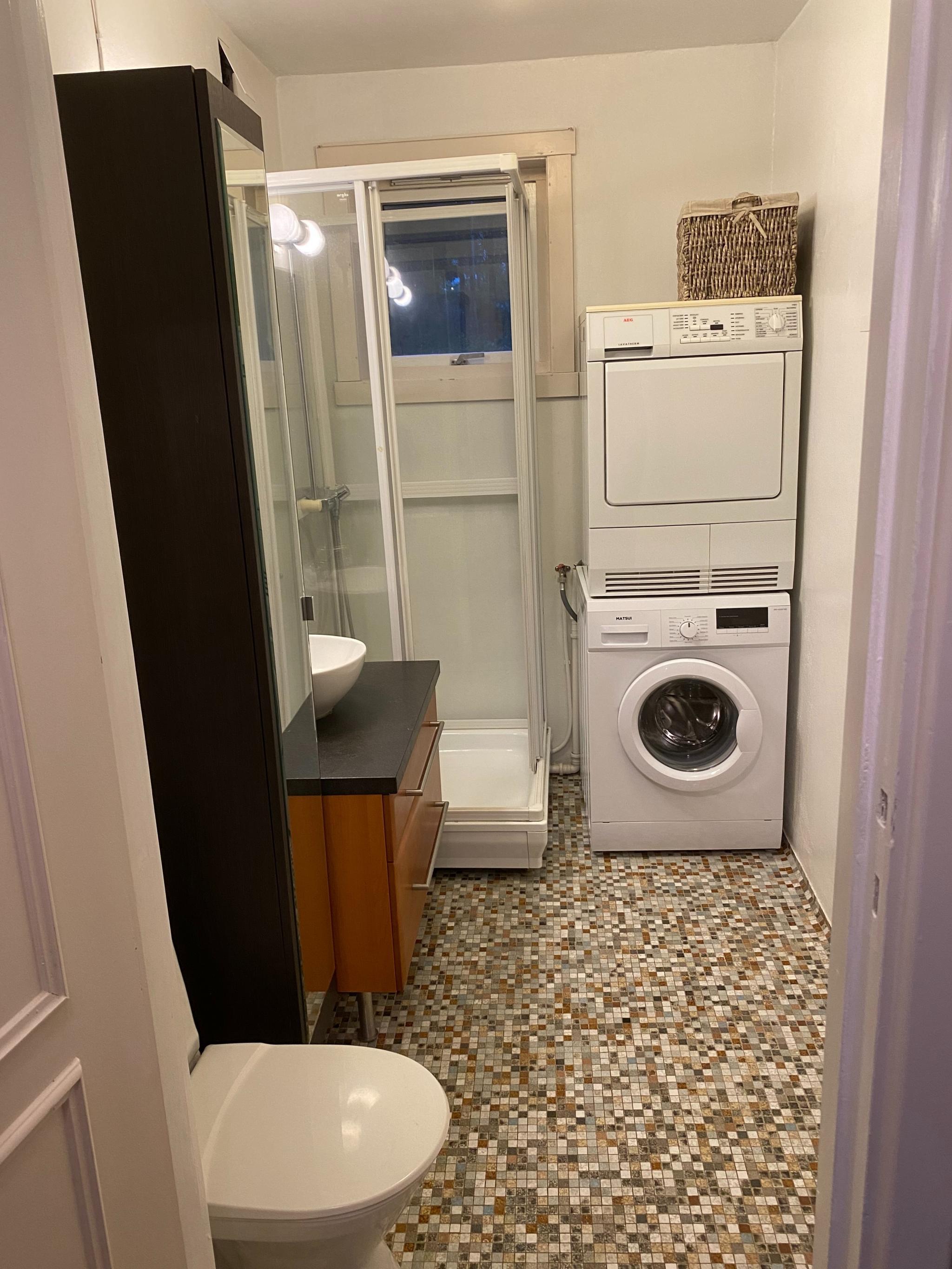 Vaskemaskin følger med. Tørketrommel er tatt ut. Skuffene under vasken er nå foliert i samme farge som skapet. 