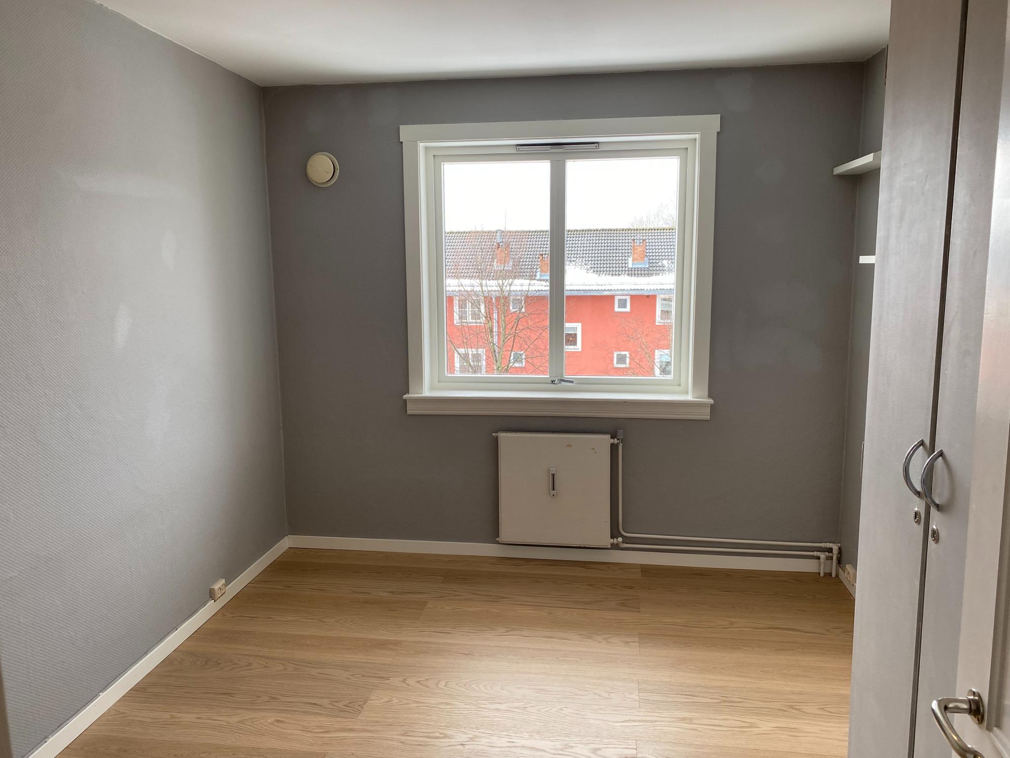 Ene soverommet ut mot gaten. Plass til stor dobbeltseng eller stort barnerom/kontor. Nytt eikegulv lagt i 2026