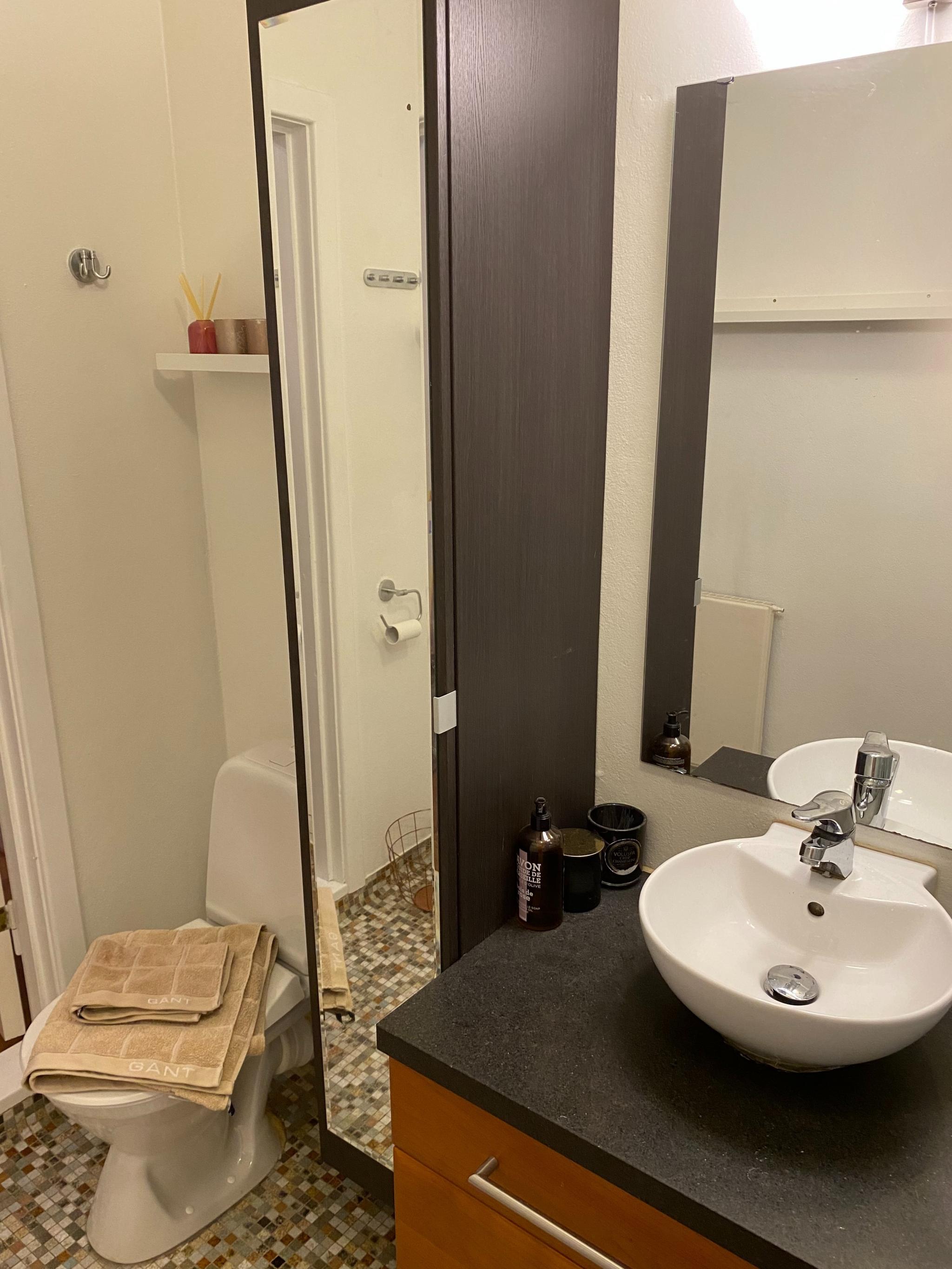 Skuffene under vasken er nå foliert i samme farge som skapet. 