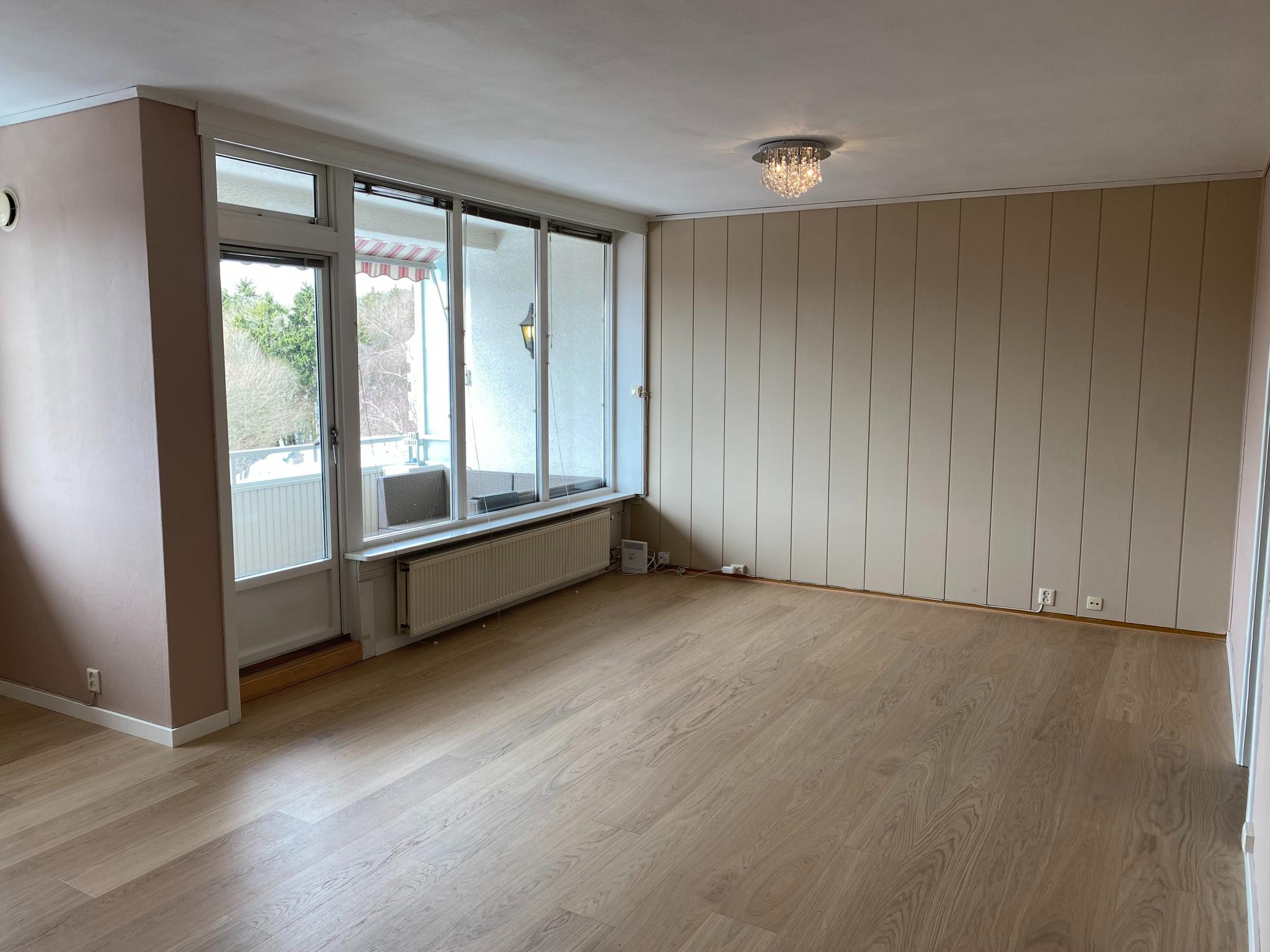 Her er nytt eikegulv lagt i stue og nymalte vegger