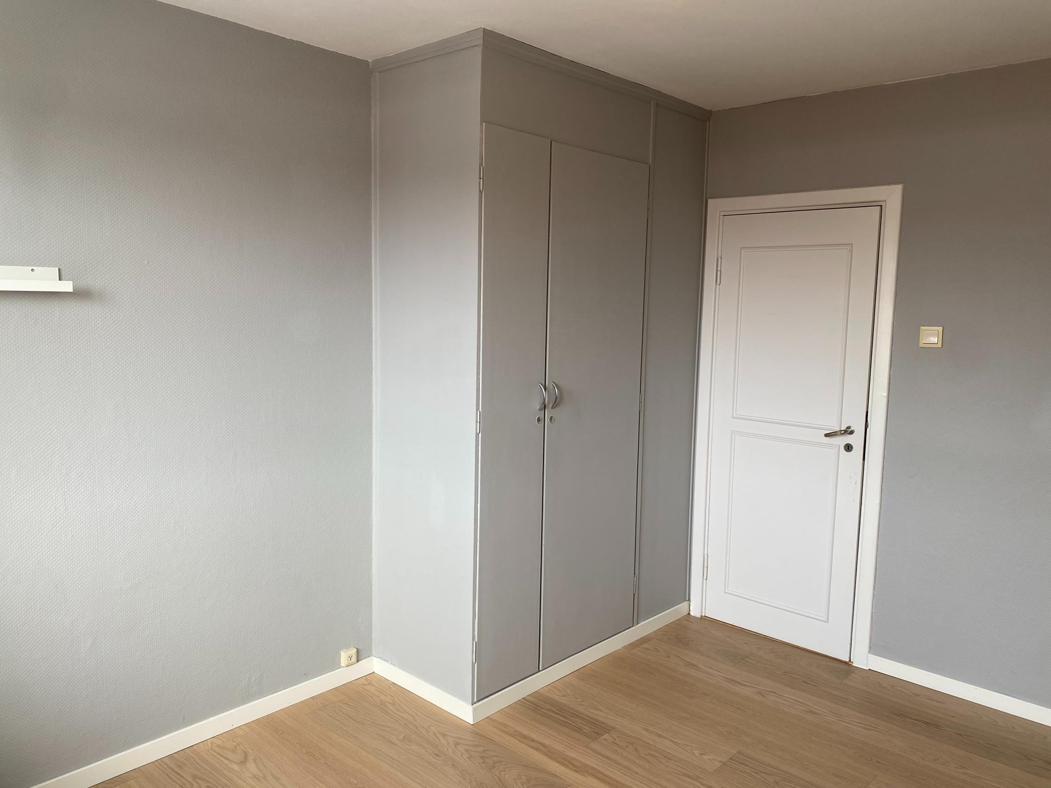 Det er et innebygget gammelt klesskap på rommet