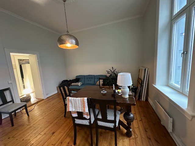 Stue/kjøkken med plass til spisebord og sofa