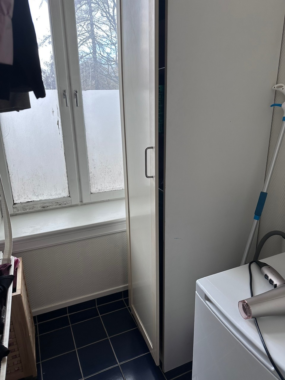 Vaskerom med skap og tilkobling til vaskemaskin innenfor bad