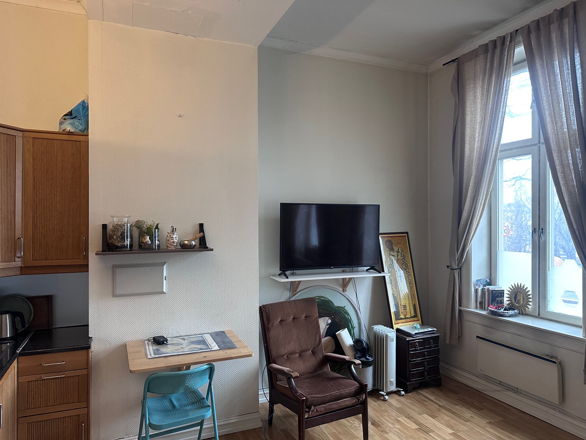 Stue mot kjøkken og spiseplass