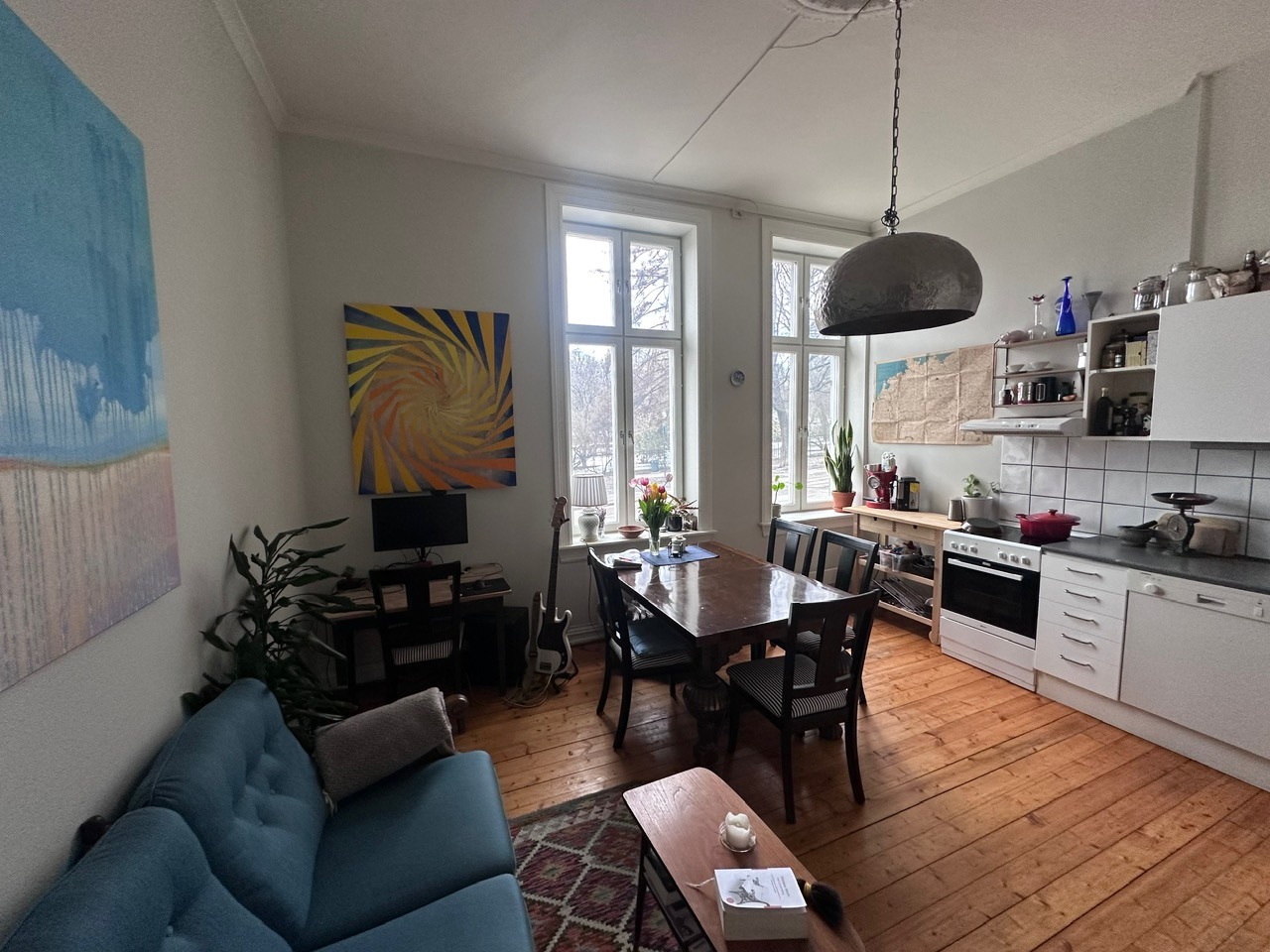 Stue/kjøkken vist med sofa