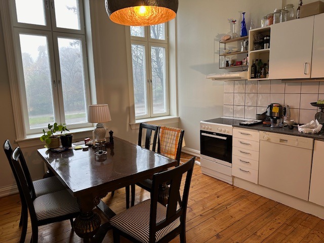 Kjøkken/stue med plass til spisebord
