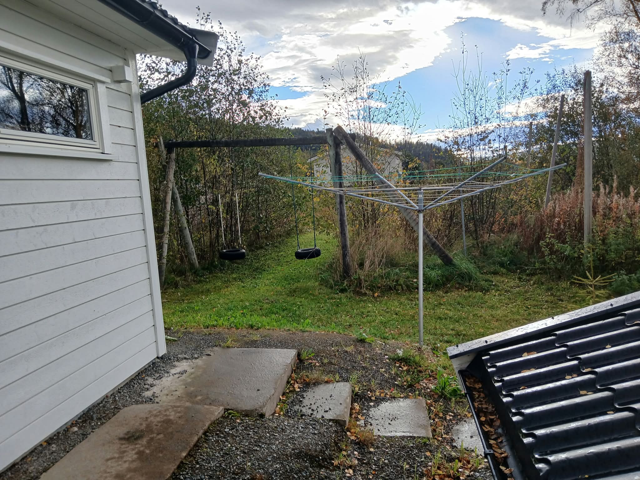 Nærmeste nabo er (noe gjengrodd) lekeplass