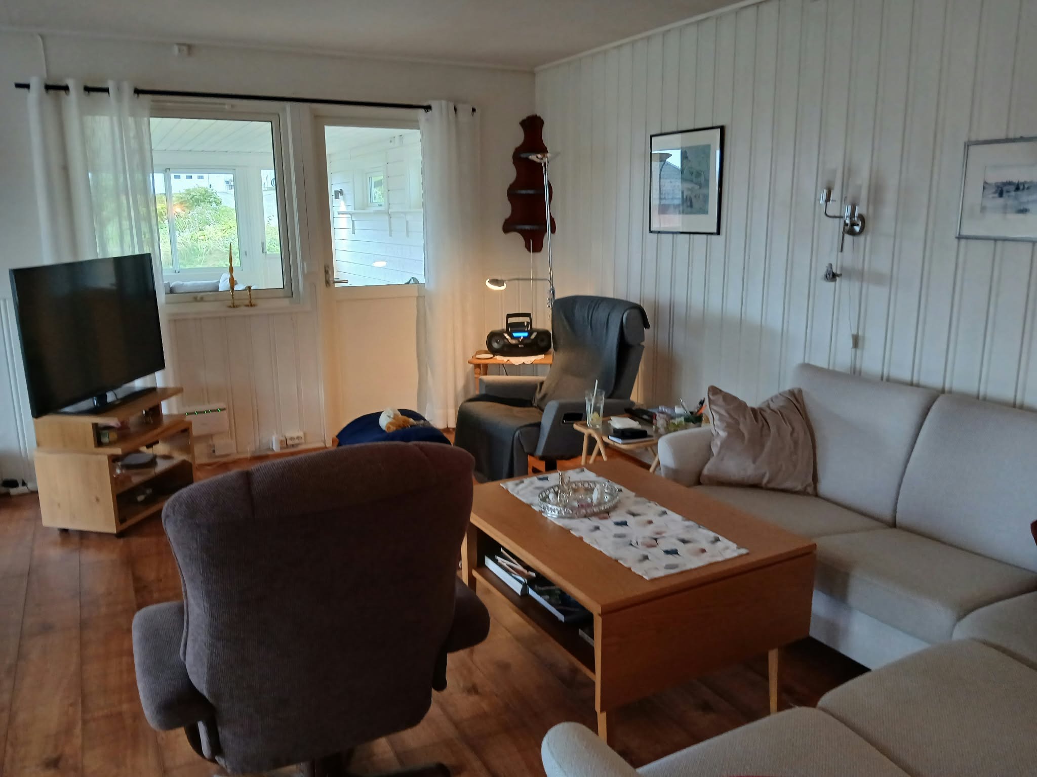 Utgang til overbygd og delvis innglasset og isolert veranda.
