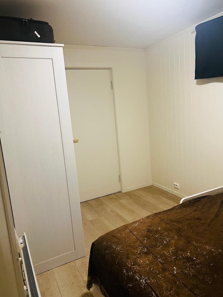 Store soverommet med garderobeskap og inngang til stor bod