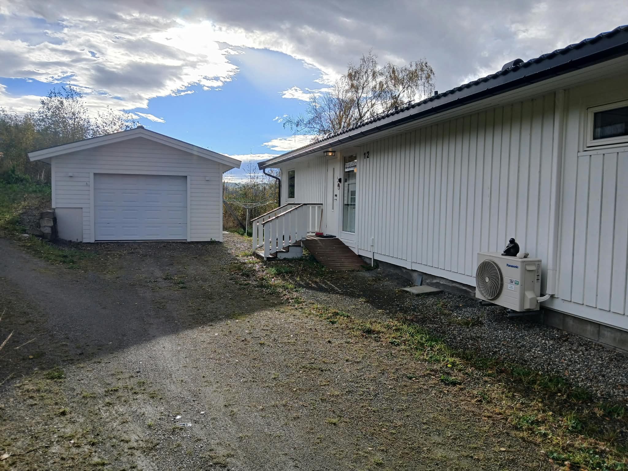 Nybygd stor garasje.