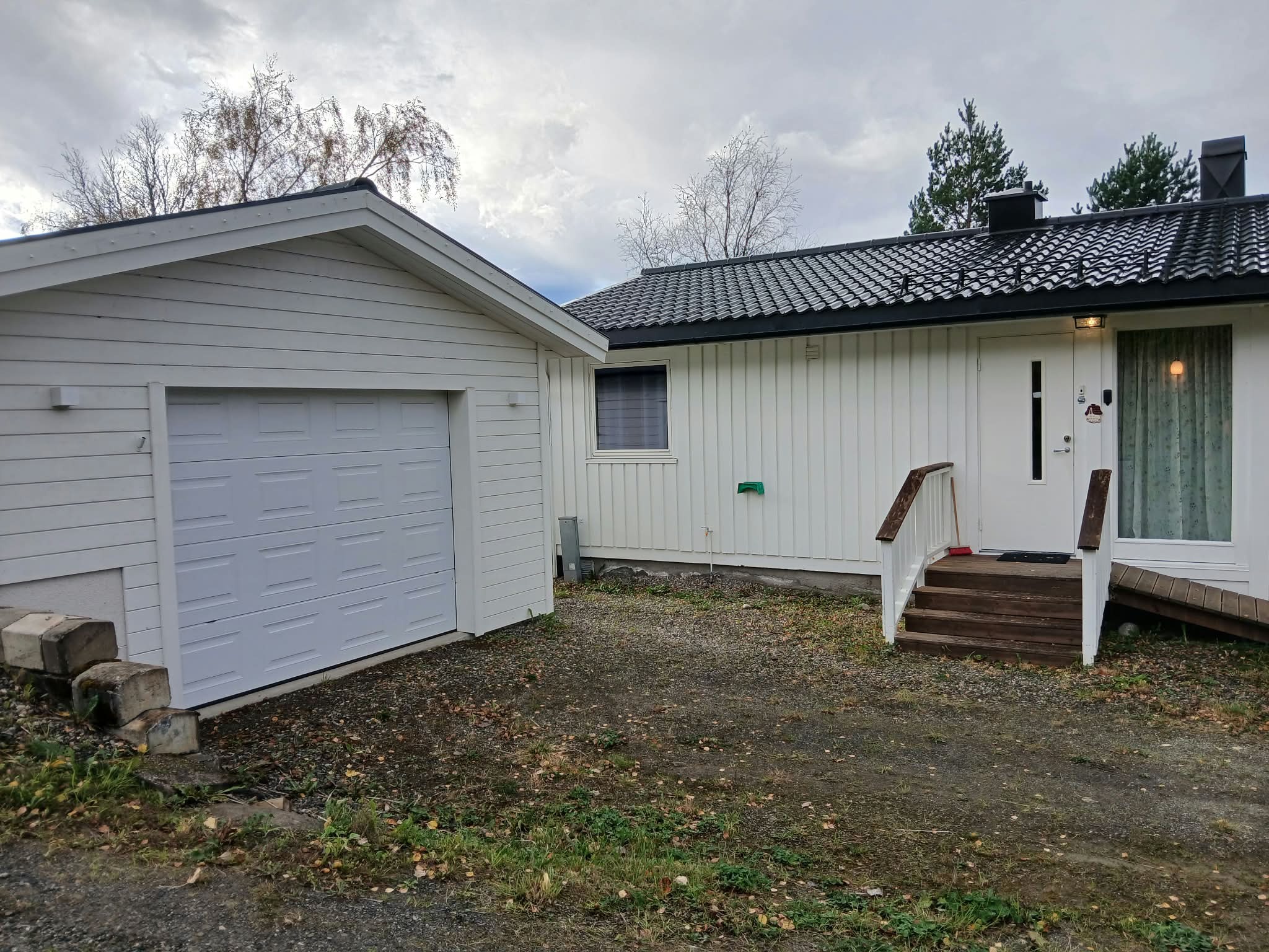 Inngang med både trapp og rampe.