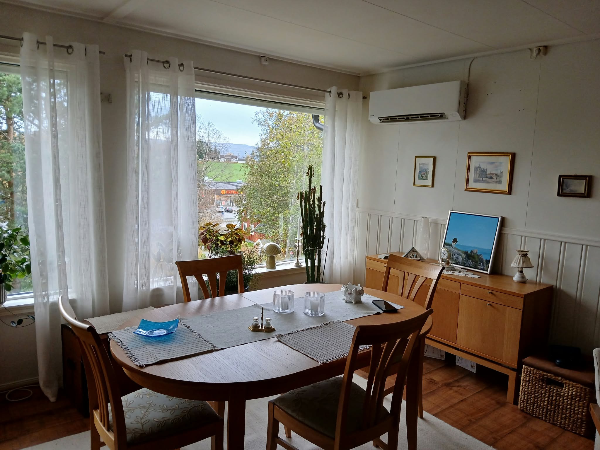 Store vinduer mot sør med elektrisk solskjerming (Screen).