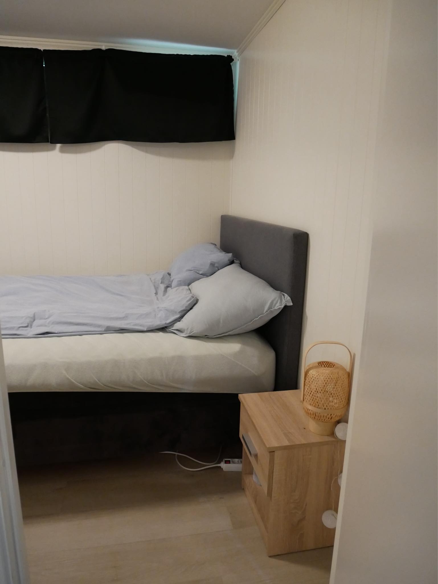 Stort soverom med åpningsbare vinduer over senga