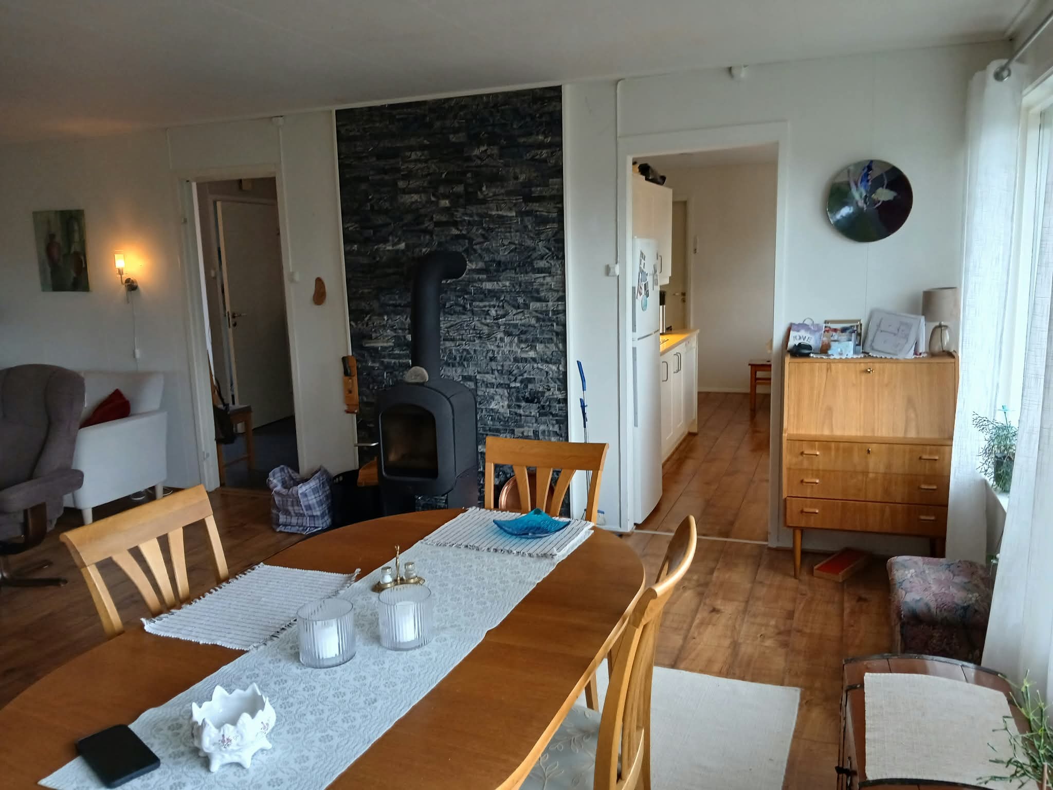 Stue med god plass til bl.a spisebord.