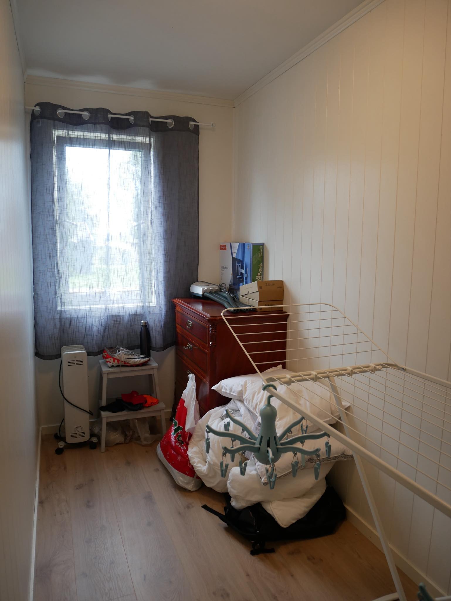 Lite soverom med vindu mot gårdsplass