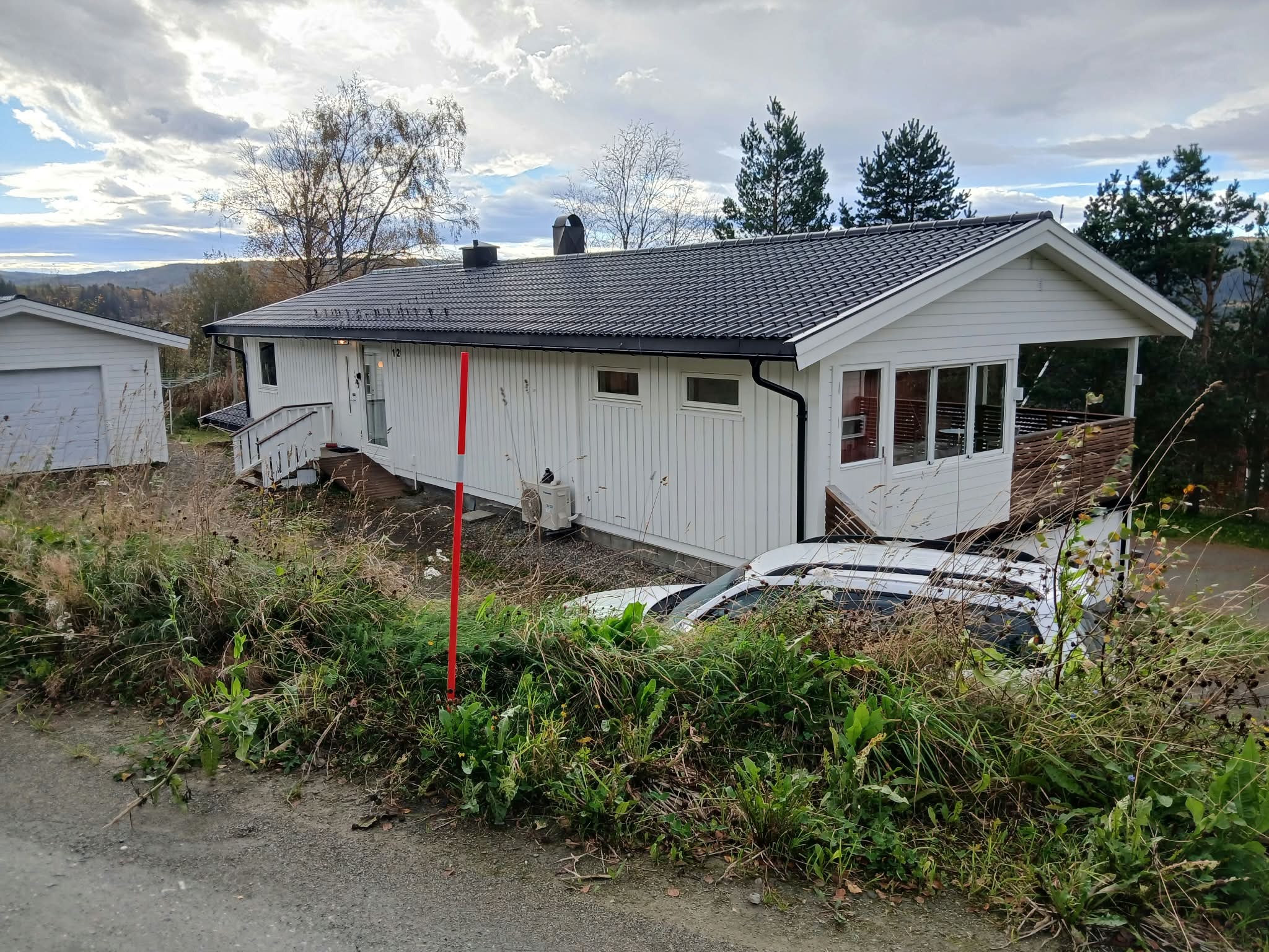 Huset er delvis renovert og etterisolert 40 cm på loft. Nye vinduer og dører.