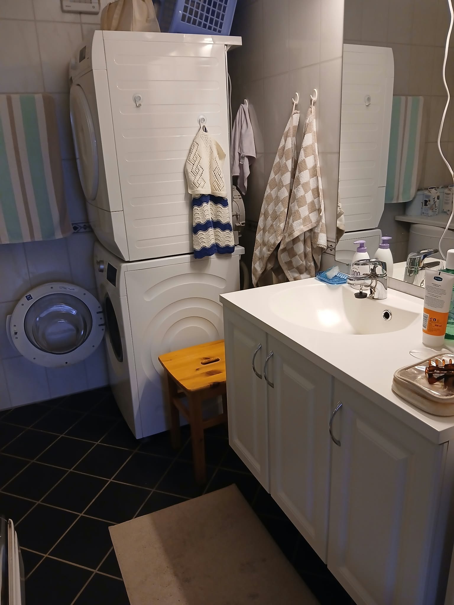 Bad med opplegg for vaskemaskin og eventuelt tørketrommel.