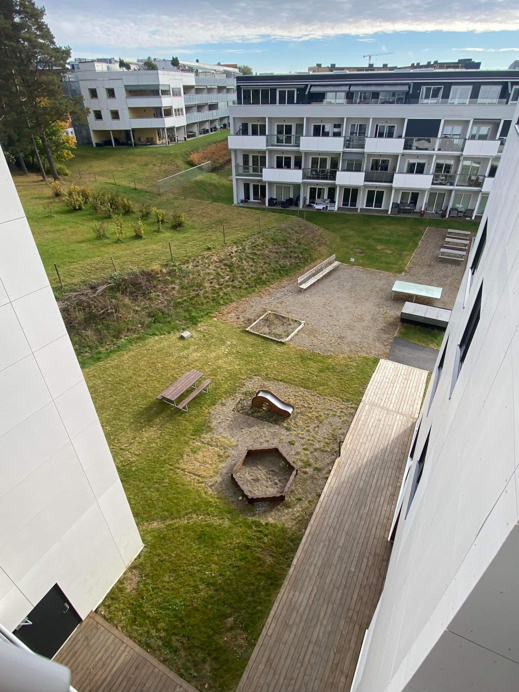 Utsikt til fellesområde med lekeplass