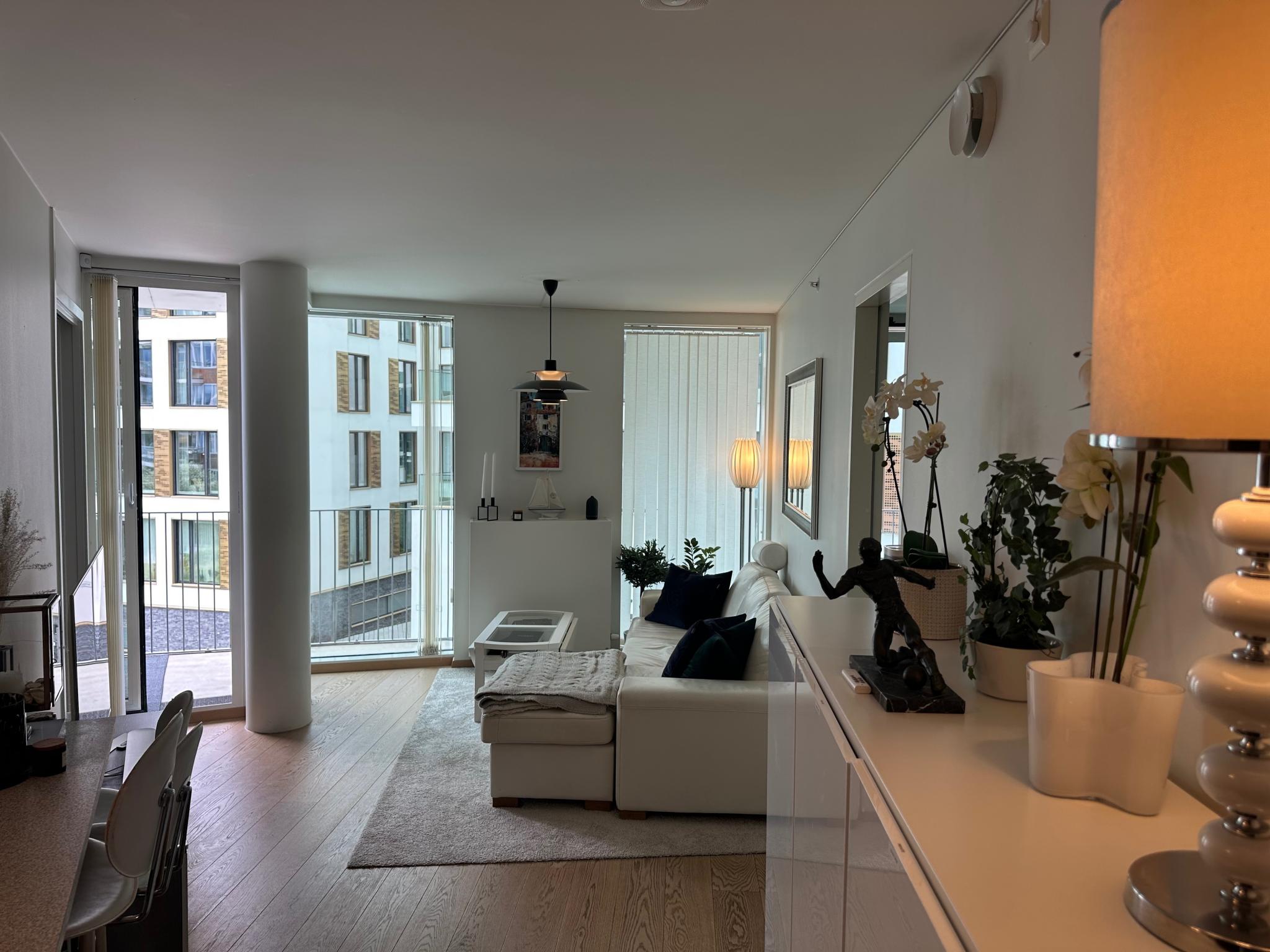 Åpen stue-kjøkken løsning. 