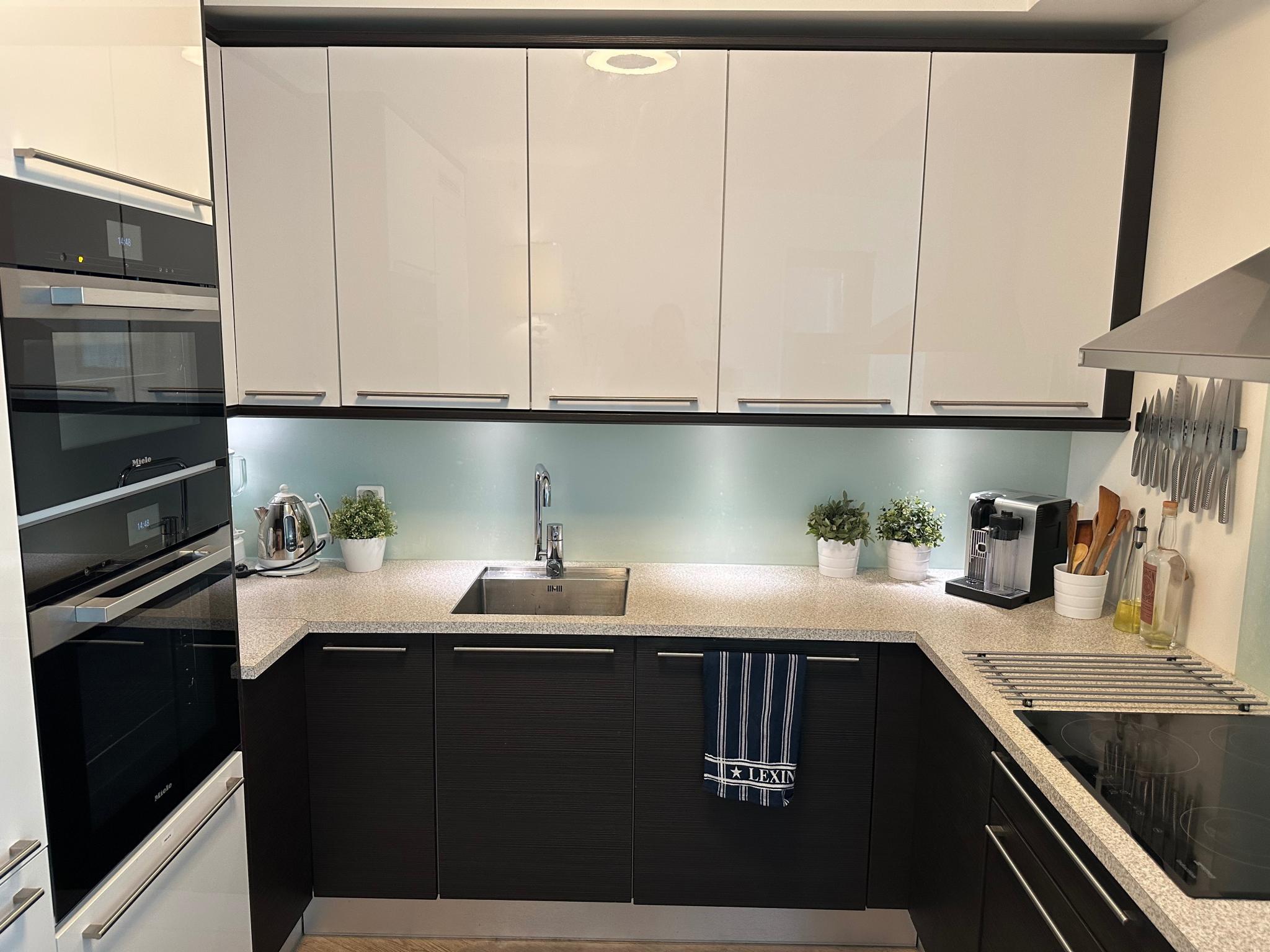 Moderne kjøkken med betydelig påkostede Miele hvitevarer. 