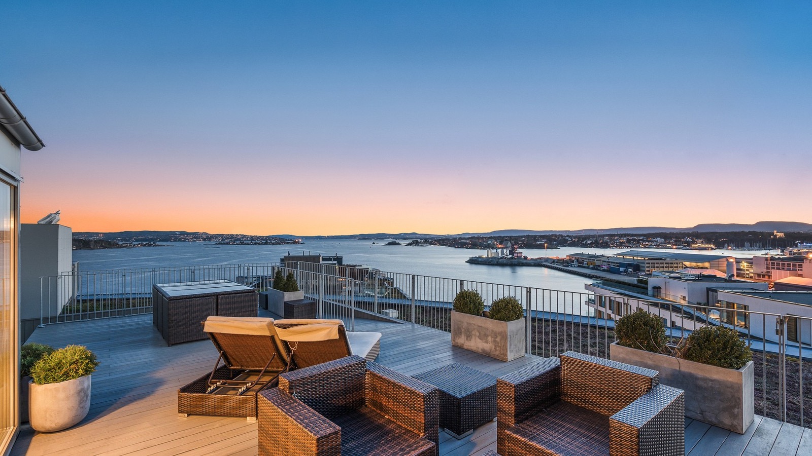 Flott felles takterrasse med fantastisk sjøutsikt og solnedgang (etasjen over leiligheten). 