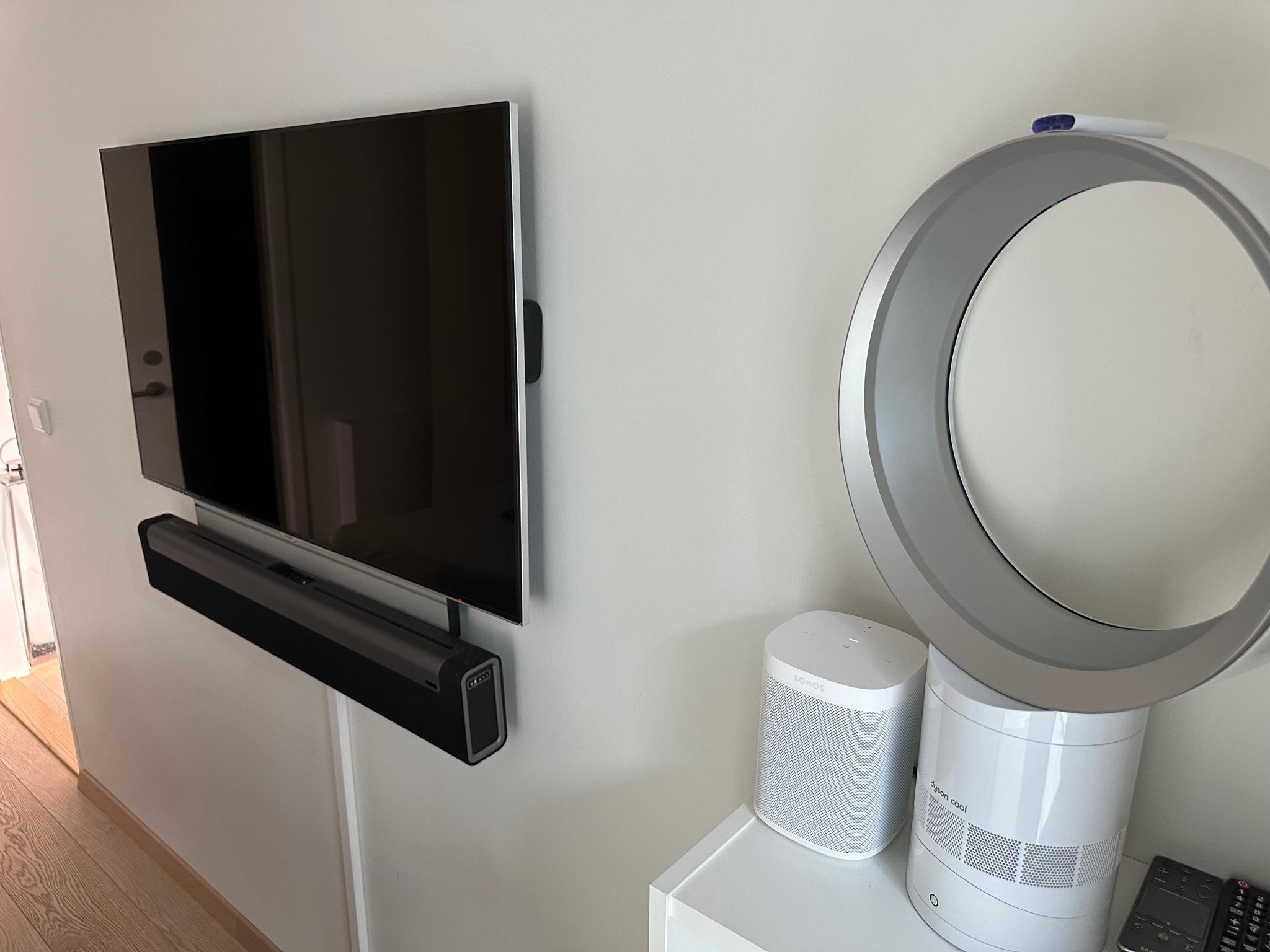 Main bedroom with Samsung TV, dyson ventilator and Sonos soundsystem. Connected to the walk-in-closet and bathroom. 