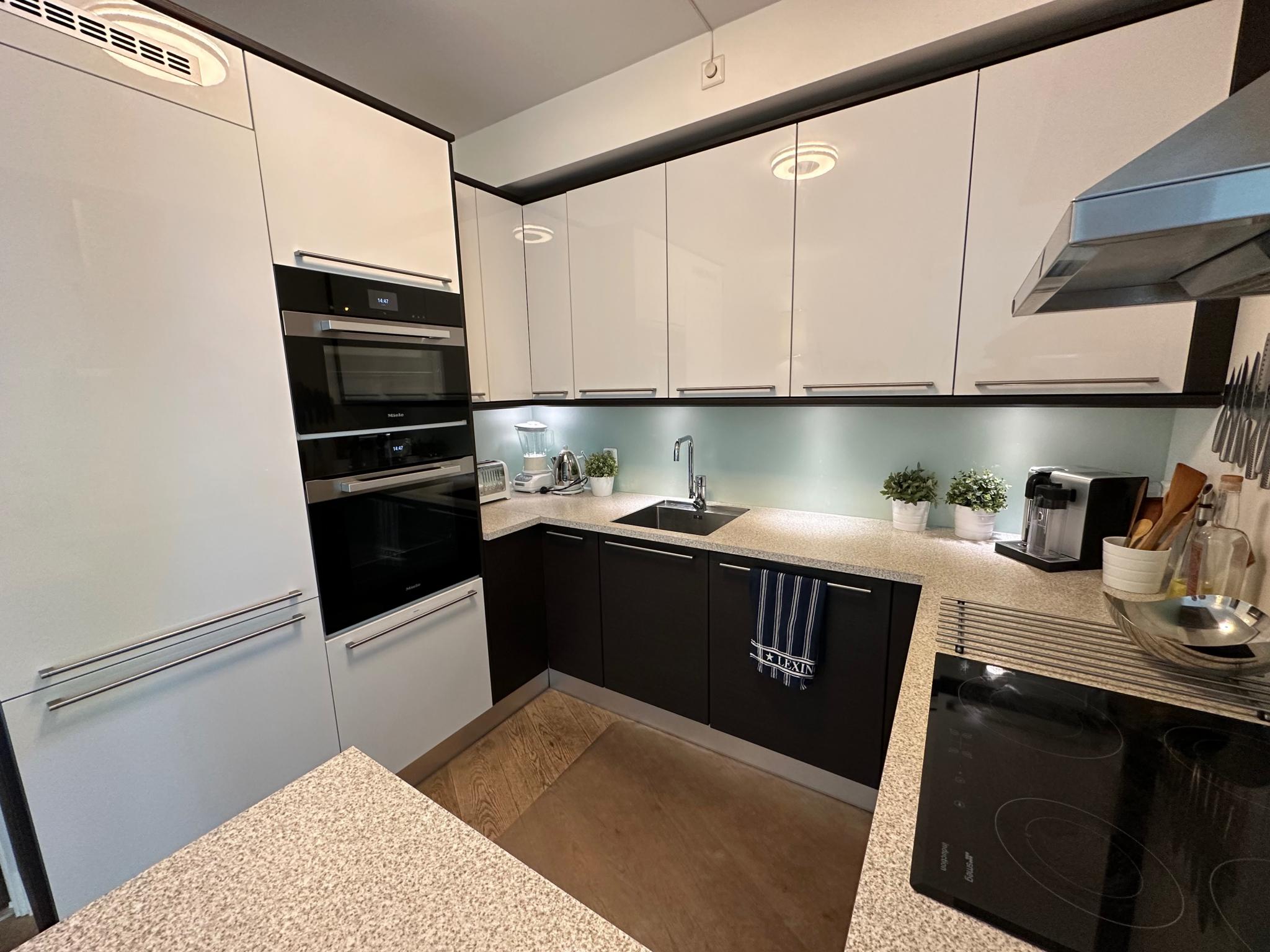 Moderne kjøkken med betydelig påkostede Miele hvitevarer. 