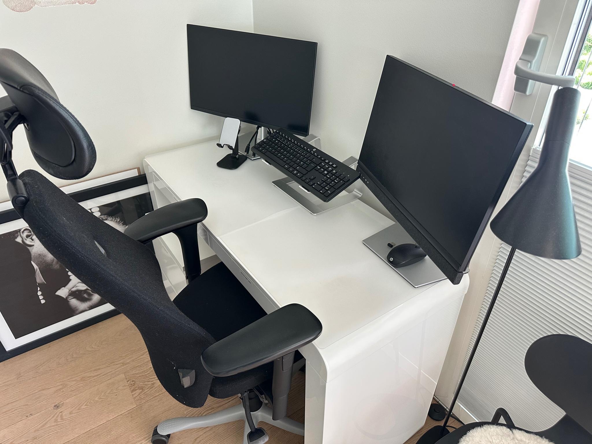 Gjesterom med hjemmekontor set-up. 