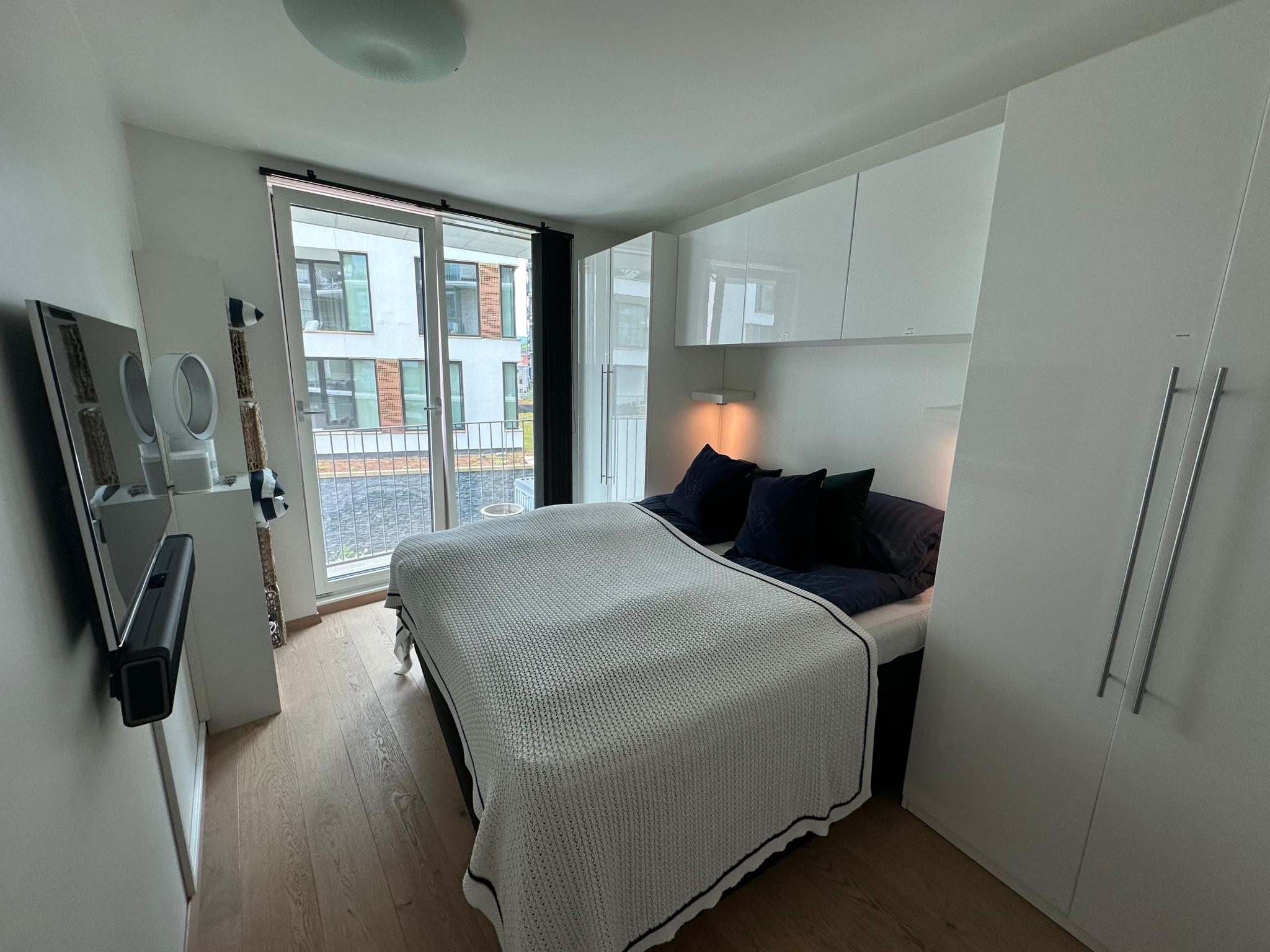 Main bedroom with king-size Svanen top model bed, Samsung TV, dyson ventilator and Sonos soundsystem. Connected to the walk-in-closet and bathroom. 