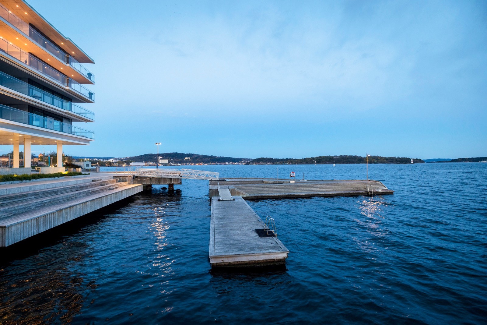 Nærområdet, umiddelbar nærhet til sjøen og badeplass. 