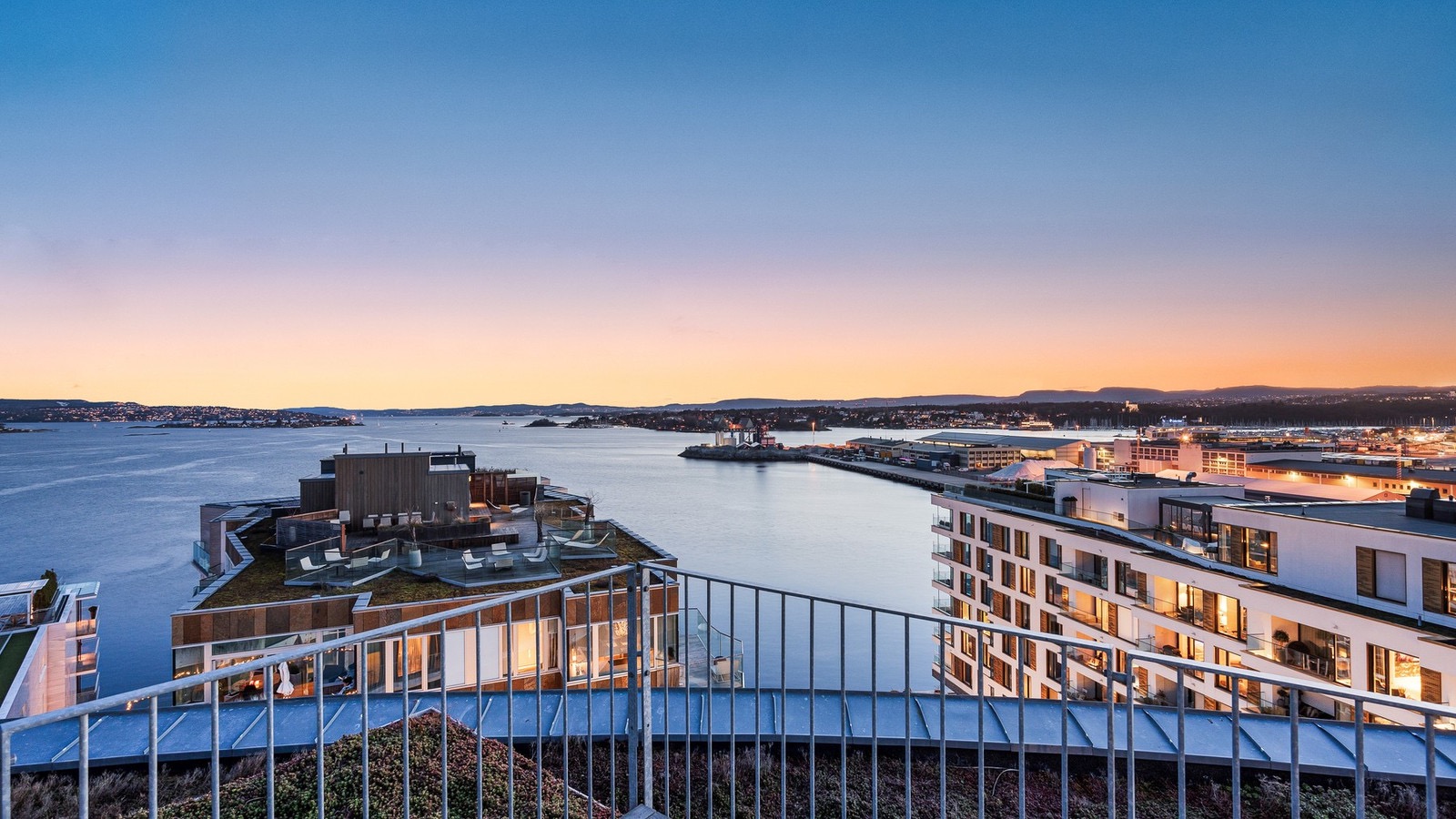 Flott felles takterrasse med fantastisk sjøutsikt og solnedgang (etasjen over leiligheten). 