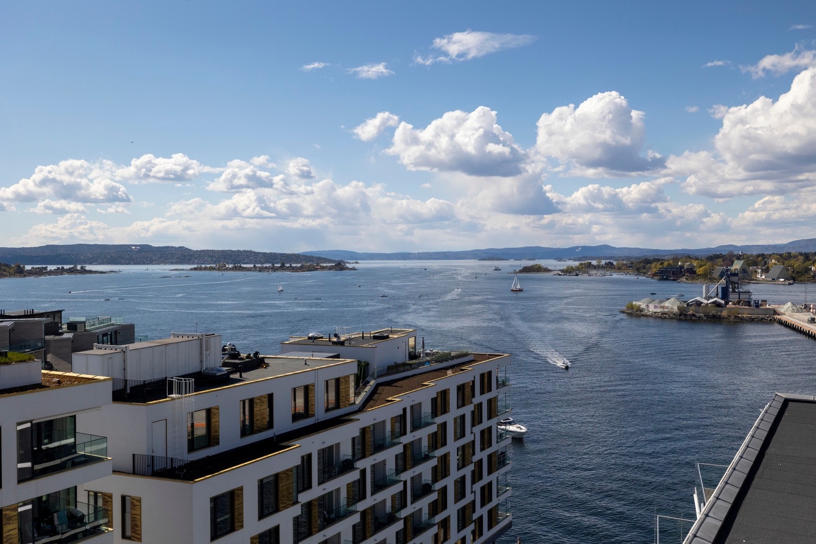 Spektakulær utsikt over innseilingen til Oslofjorden, samt 360graders utsikt over by og sjø fra felles takterrasse.