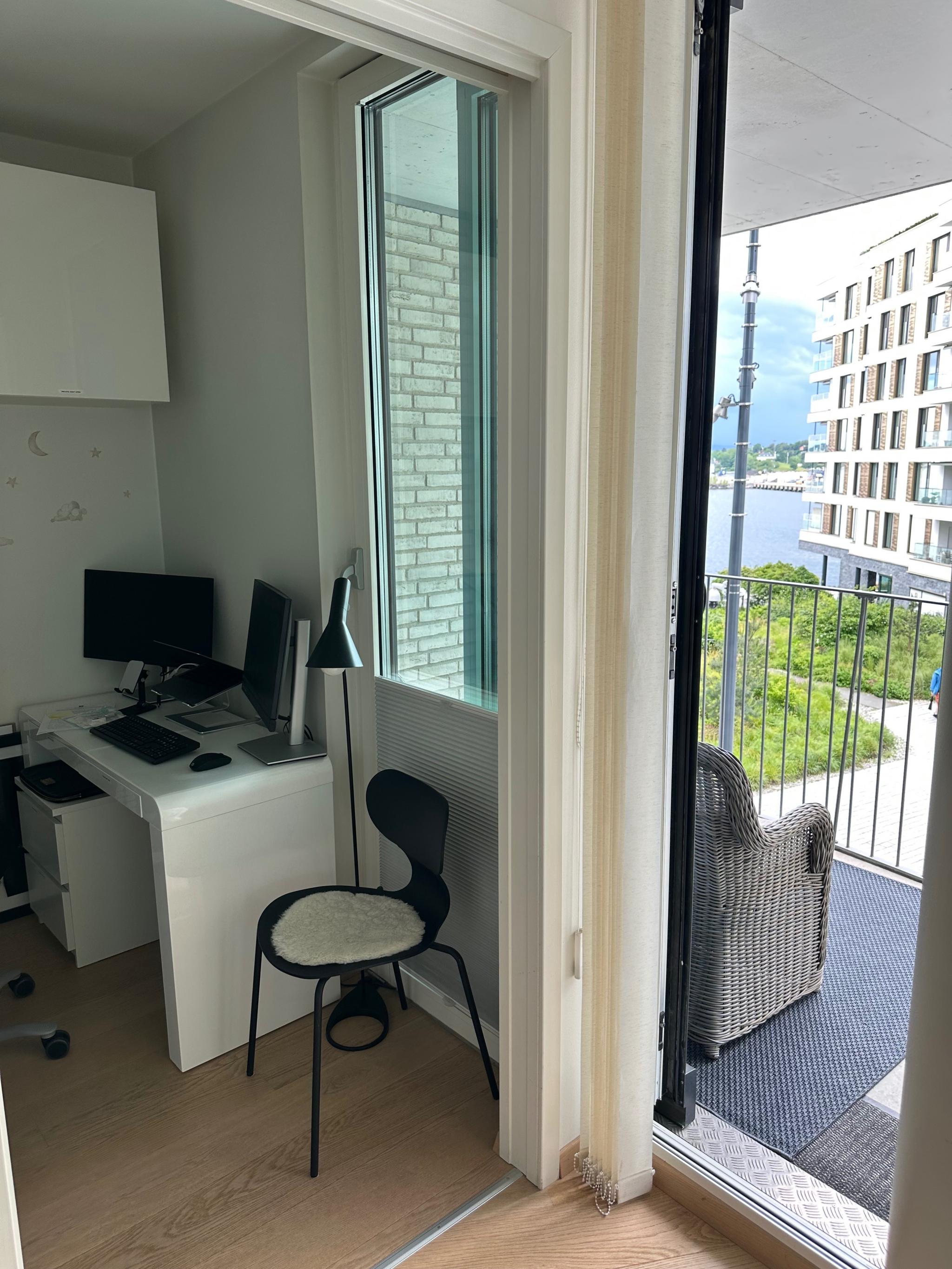 Gjesterom med hjemmekontor set-up. 