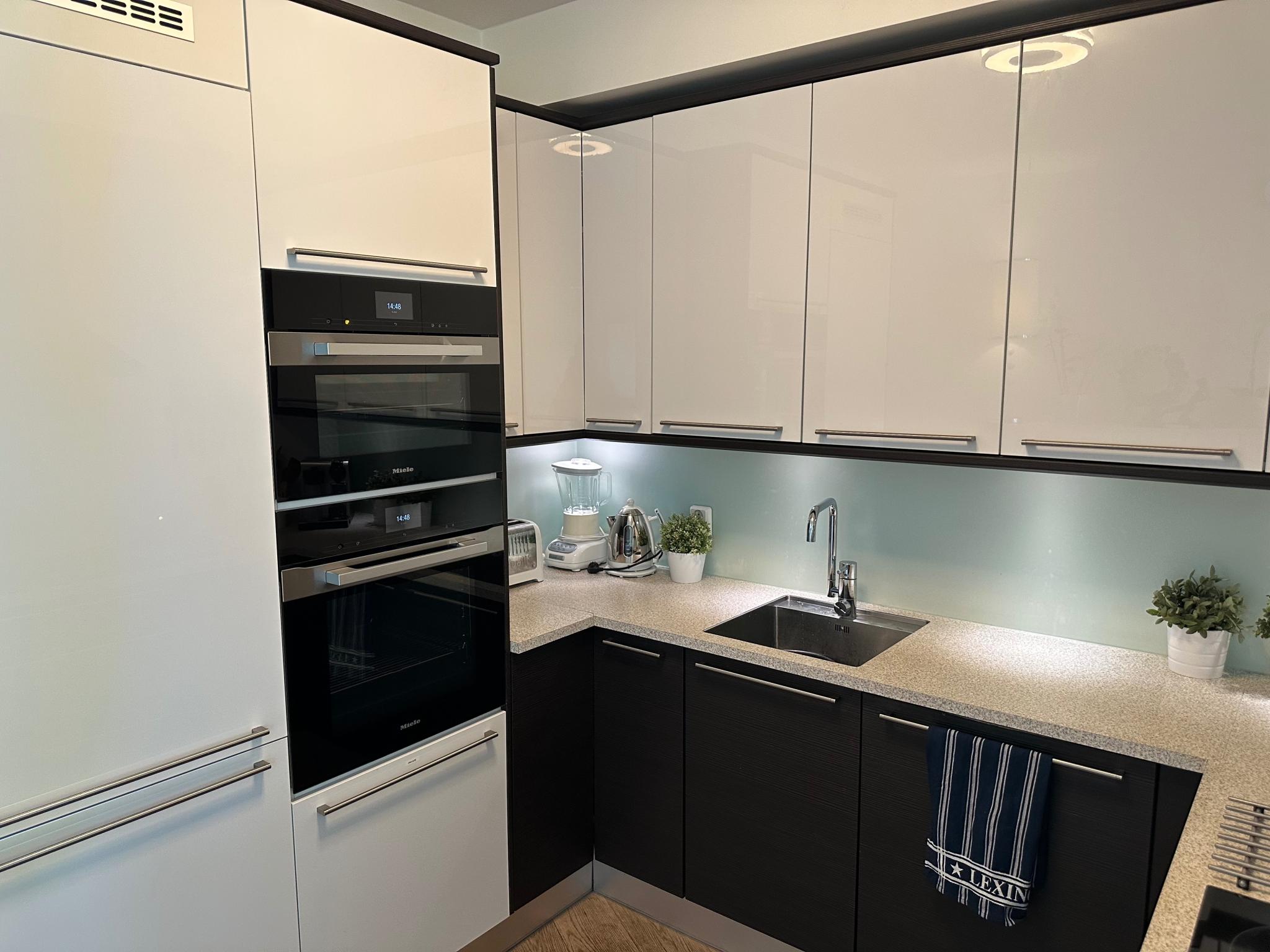 Moderne kjøkken med betydelig påkostede Miele hvitevarer. 