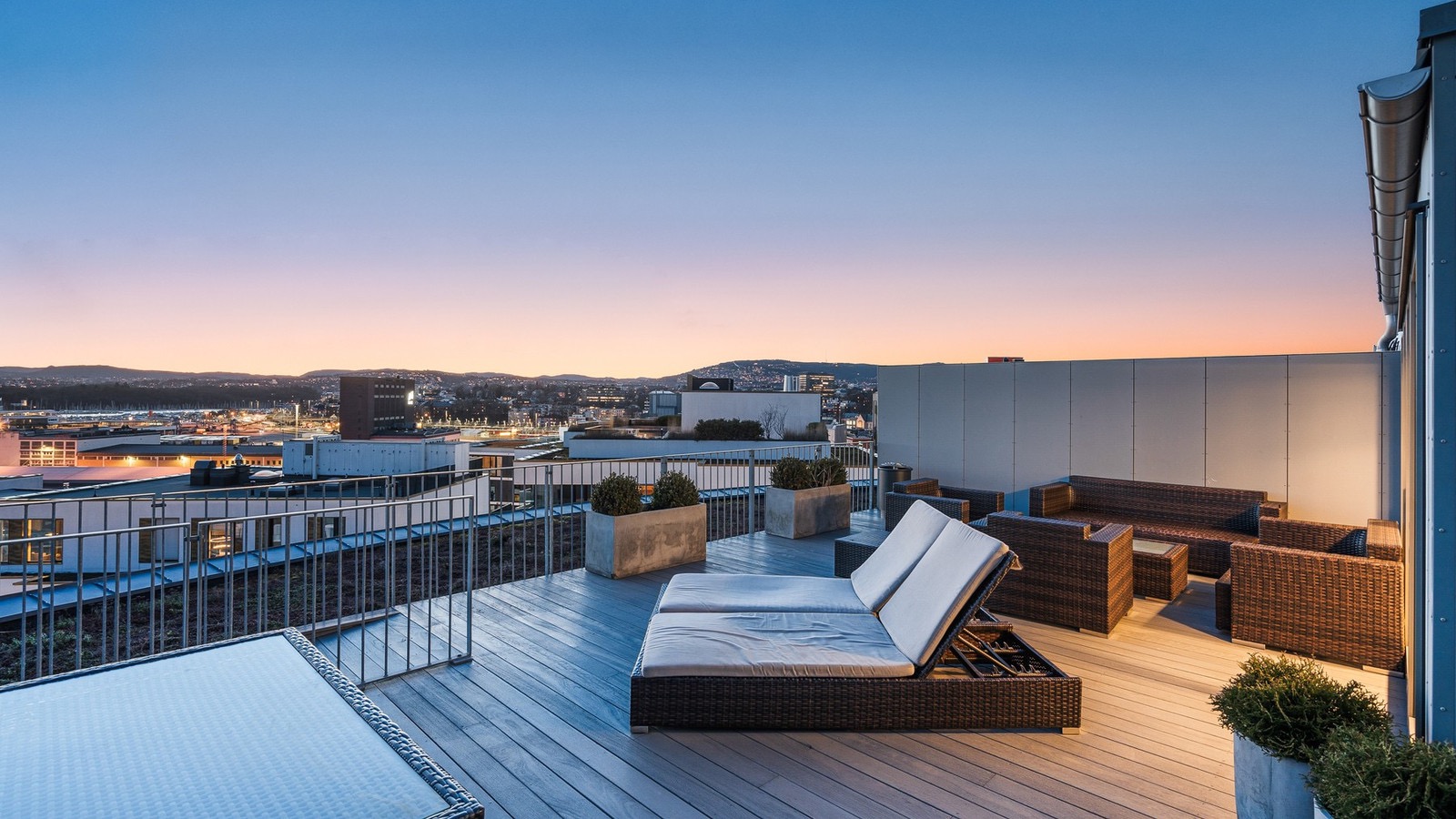 Flott felles takterrasse med fantastisk sjøutsikt og solnedgang (etasjen over leiligheten). 