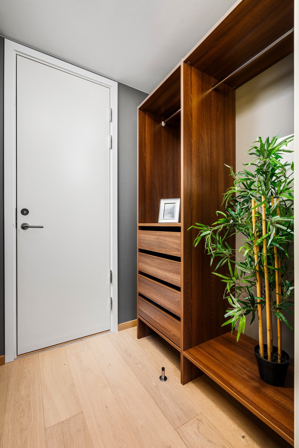 Walk-in garderobe mellom bad og hovedsoverom