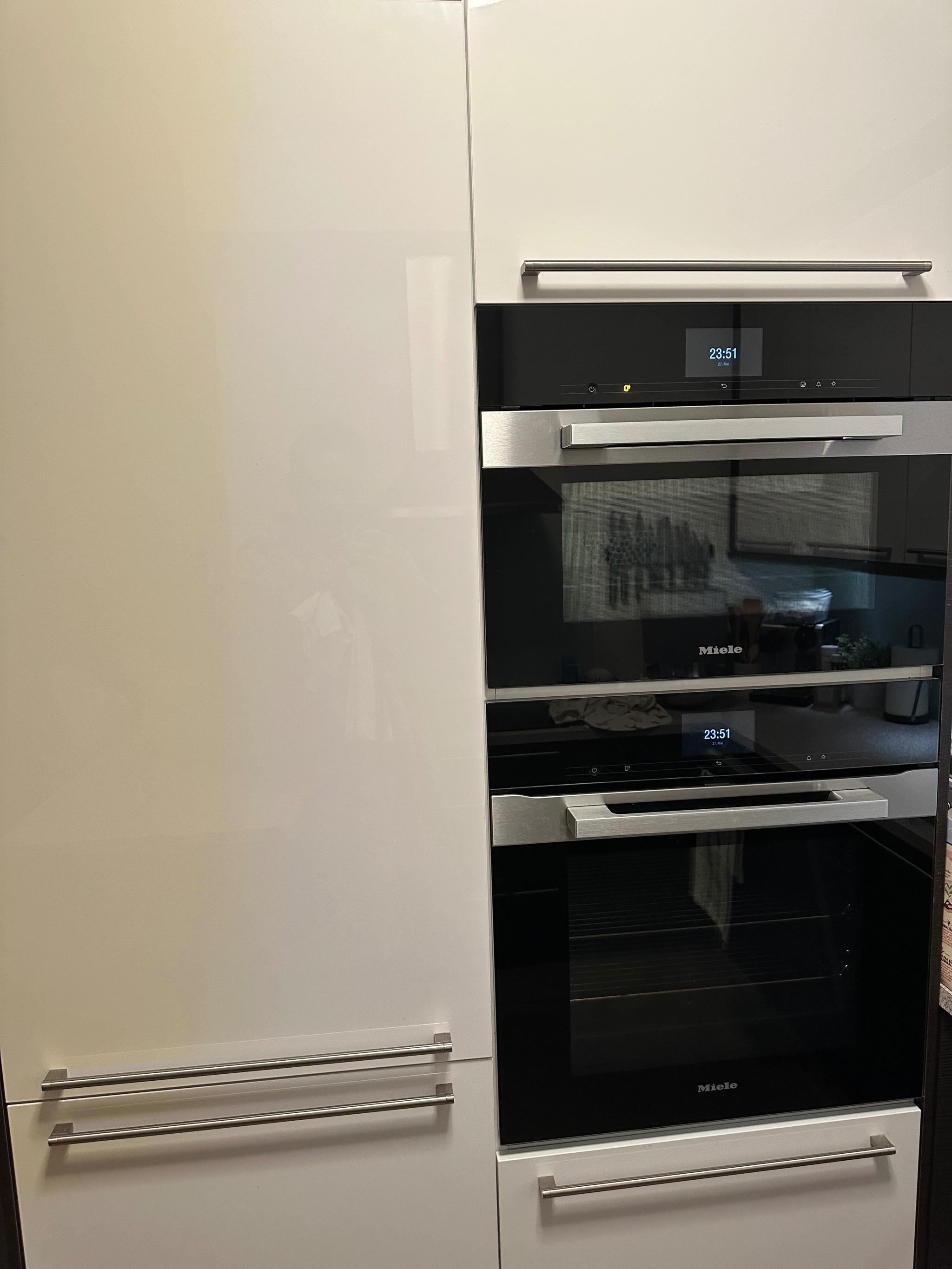 Moderne kjøkken med betydelig påkostede Miele hvitevarer. Egen micro i overskap. 