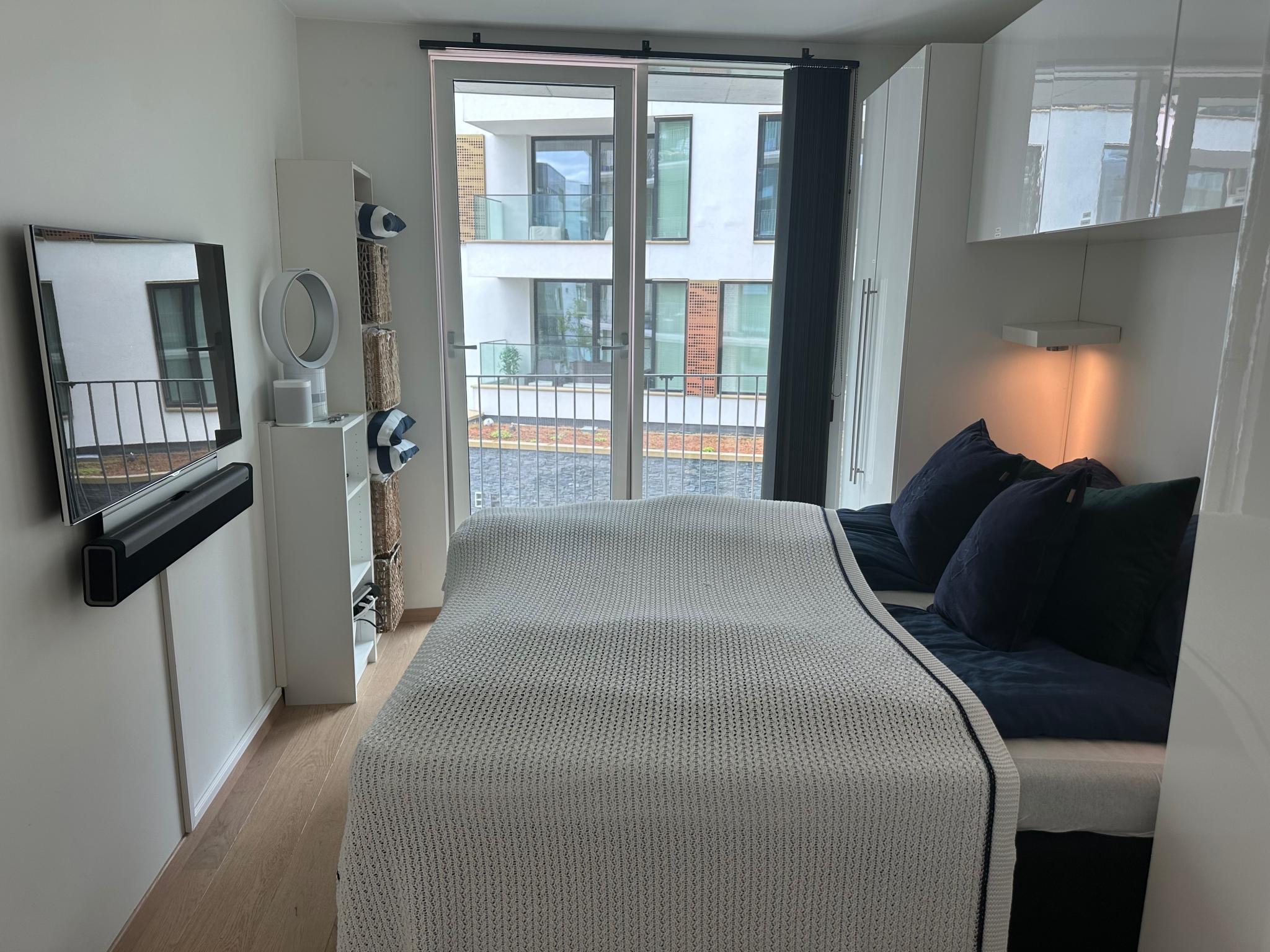 Main bedroom with king-size Svanen top model bed, Samsung TV, dyson ventilator and Sonos soundsystem. Connected to the walk-in-closet and bathroom. 